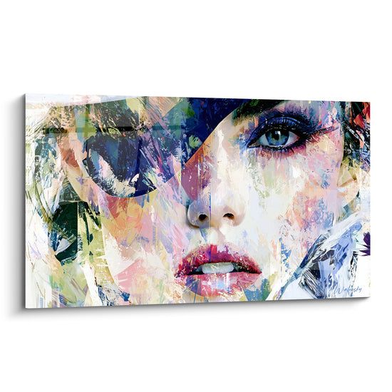 Visage abstrait aux fragments rose pastel et bleu marine, regard perçant en gros cadrage sur toile.