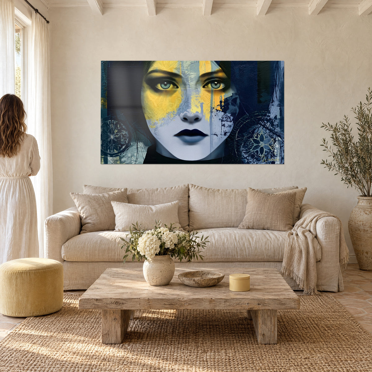 Schilderij portret van een vrouw met grijsblauwe ogen, okergele wang en marineblauwe achtergrond, een vrouw van achteren, boven een bank in een lichte woonkamer