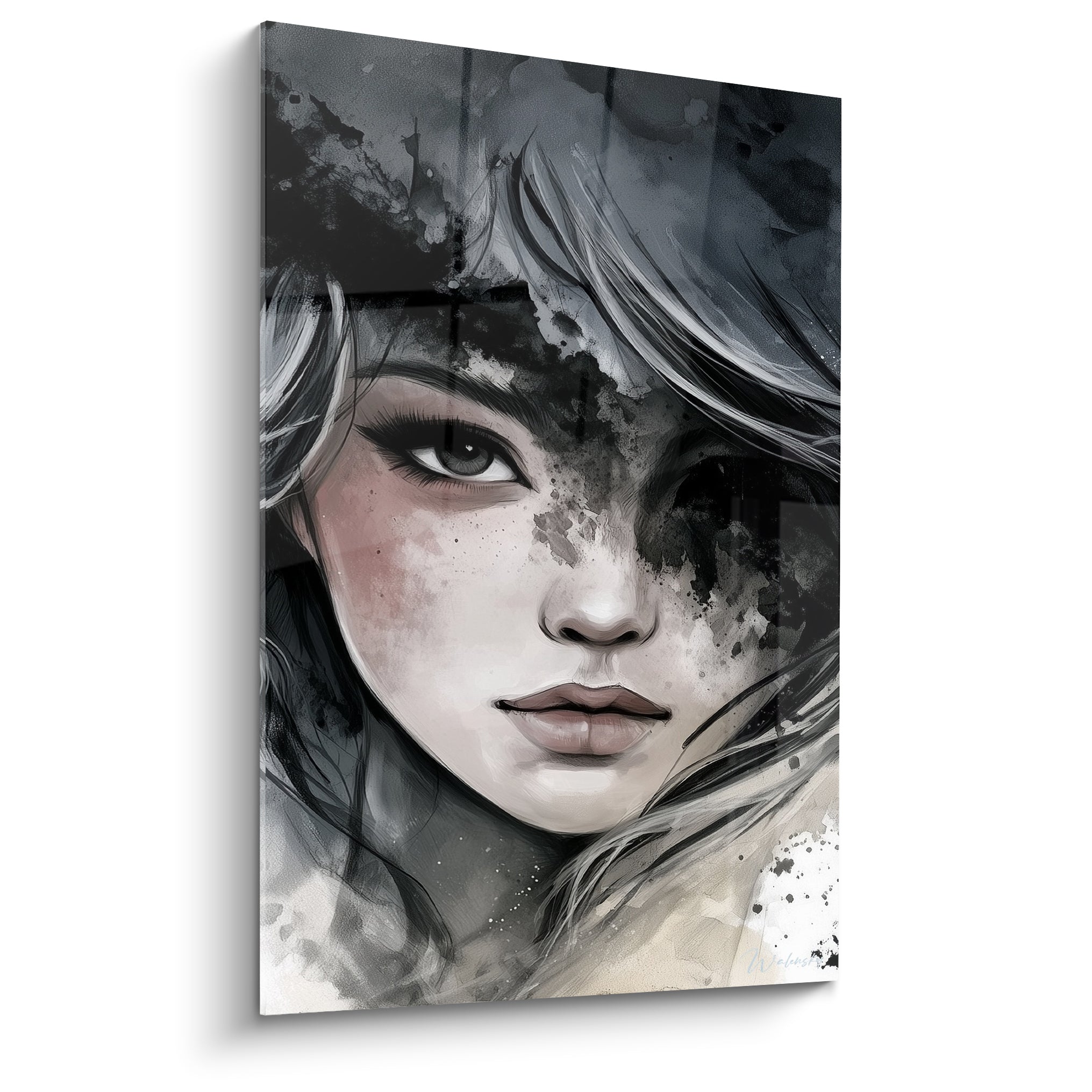 Visage abstrait féminin mi-dissous dans l'encre noire, peau beige et regard gris intense
