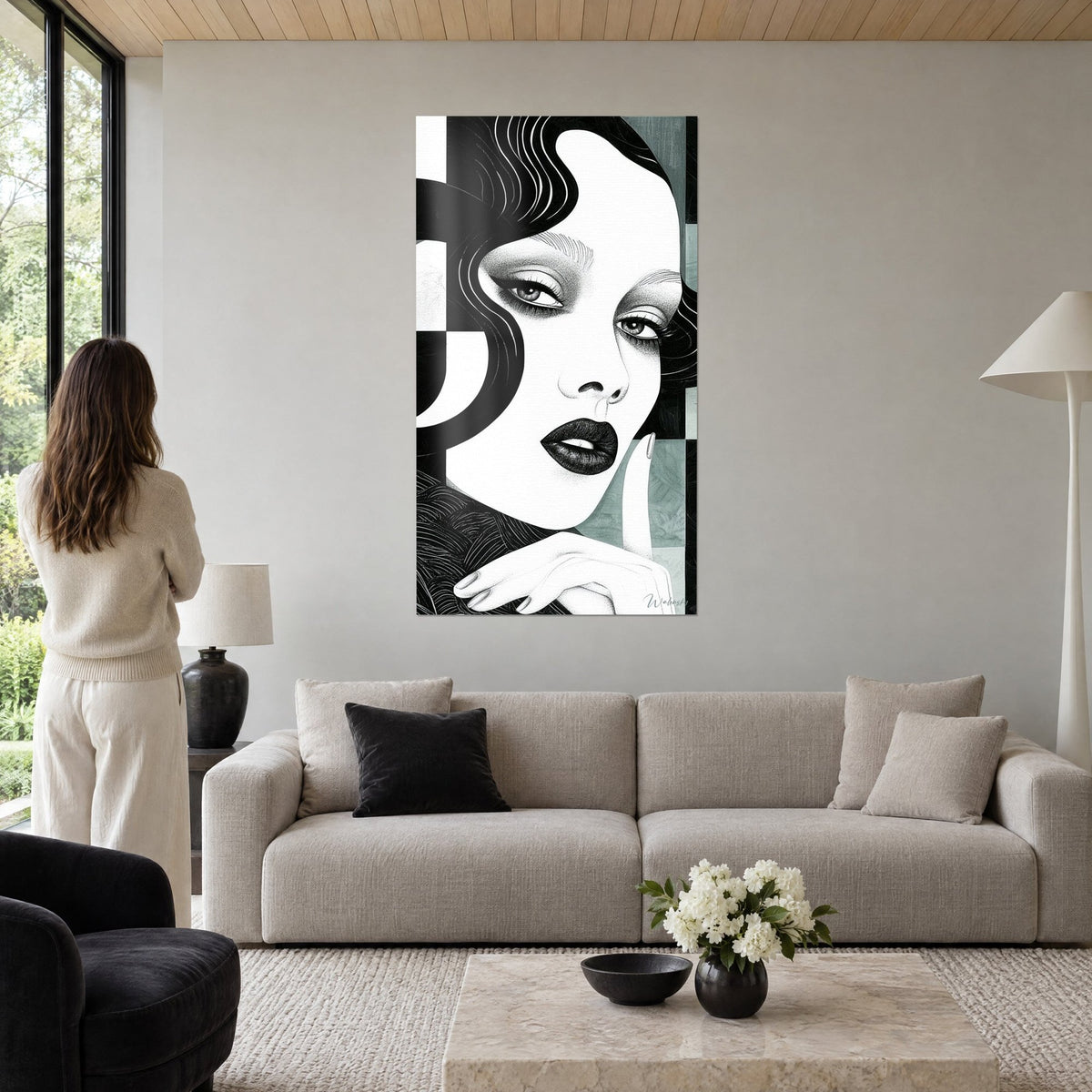 Schilderij vrouwenportret met zwarte lippen en smokey ogen, inktzwarte krullen op een geruite achtergrond, boven een bank in een lichte woonkamer