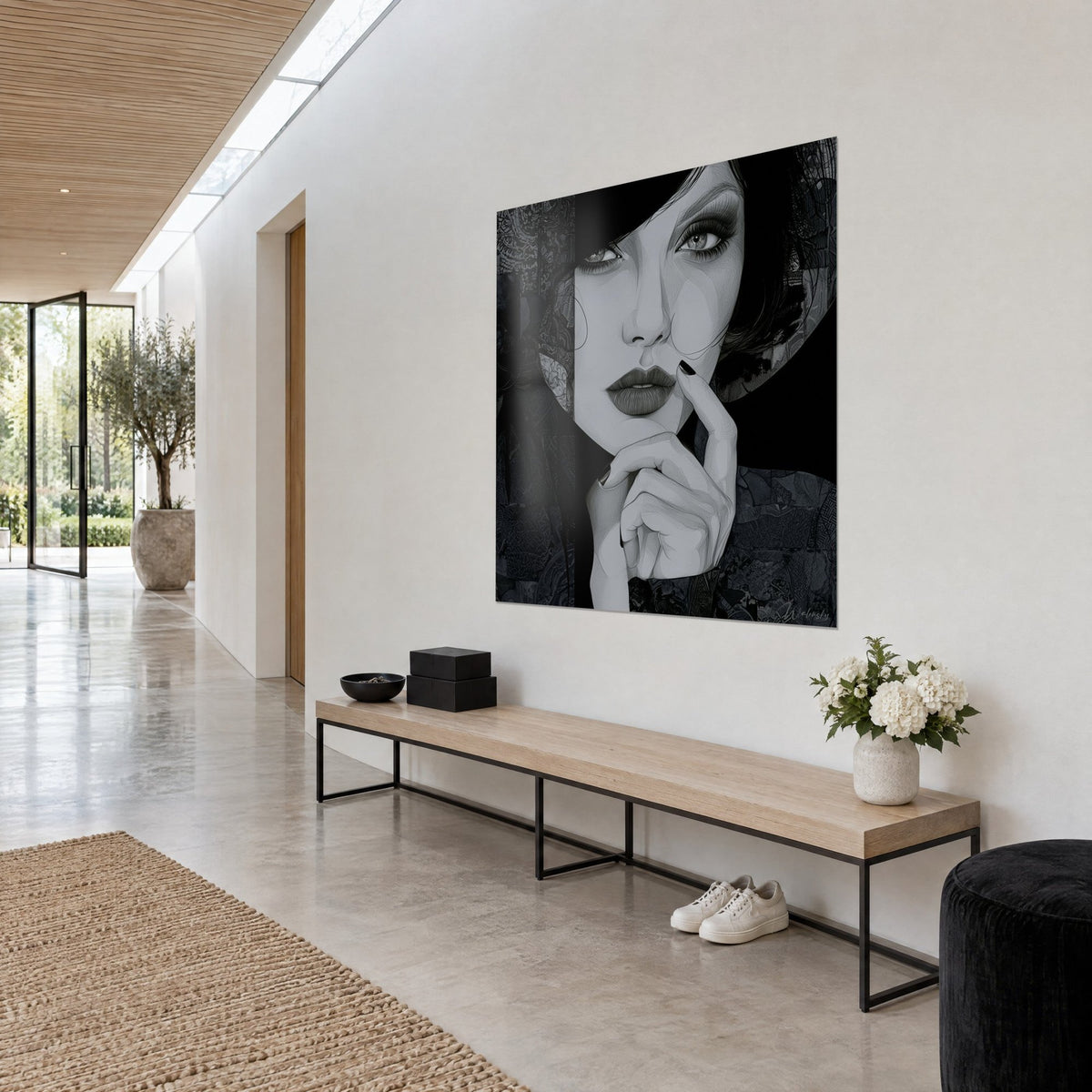 Schilderij vrouwelijk portret in halfschaduw, matte lippen en vinger op de kin, zwart en lichtgrijs, aan een witte gangmuur