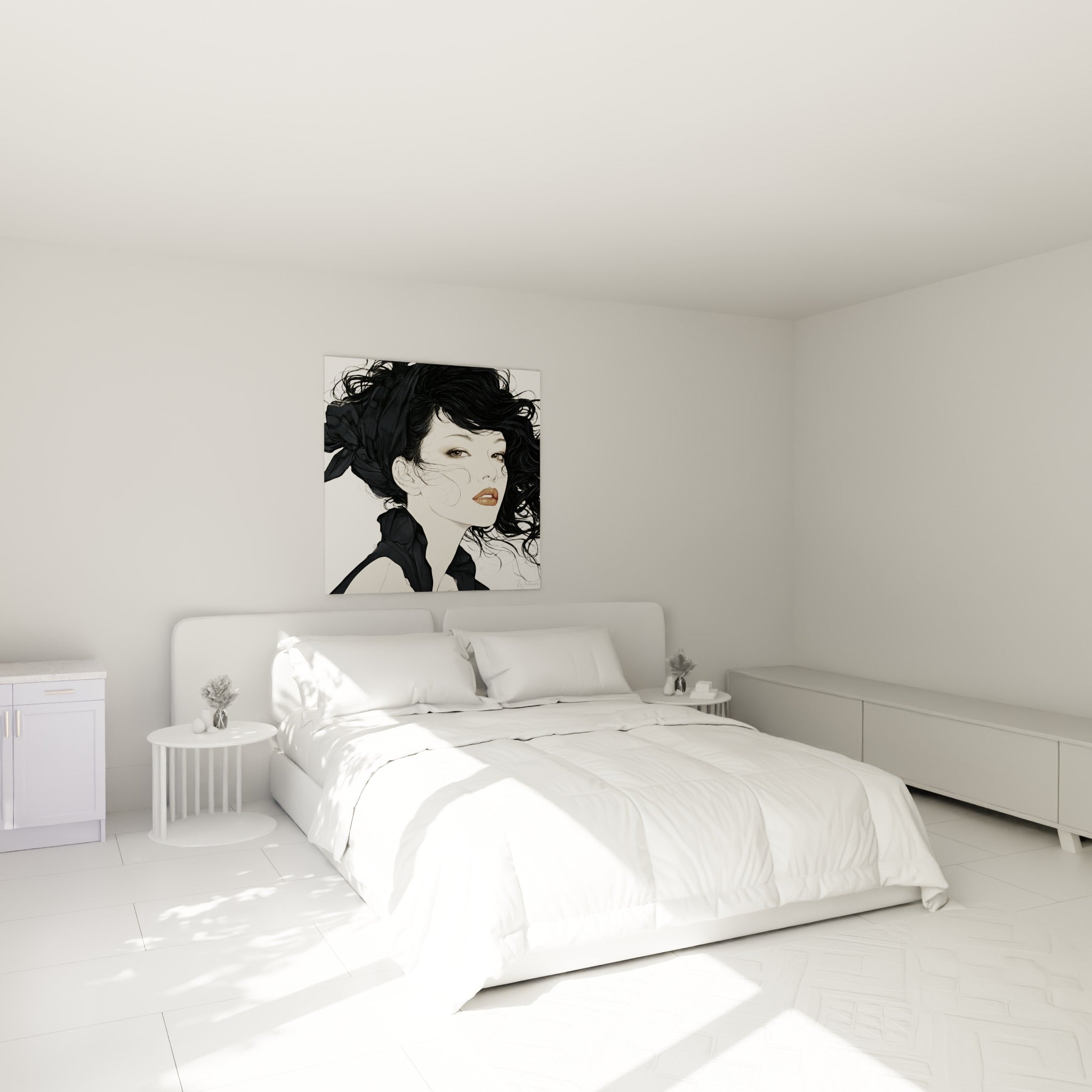 Visage abstrait chevelure noire et regard intense accroché au-dessus d'un lit dans une chambre claire