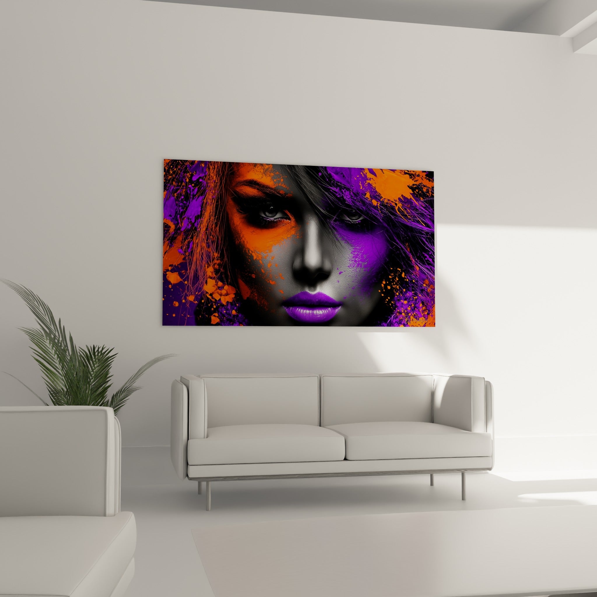 Regard intense entouré de touches orange et violettes suspendu au-dessus d'un canapé dans un salon lumineux