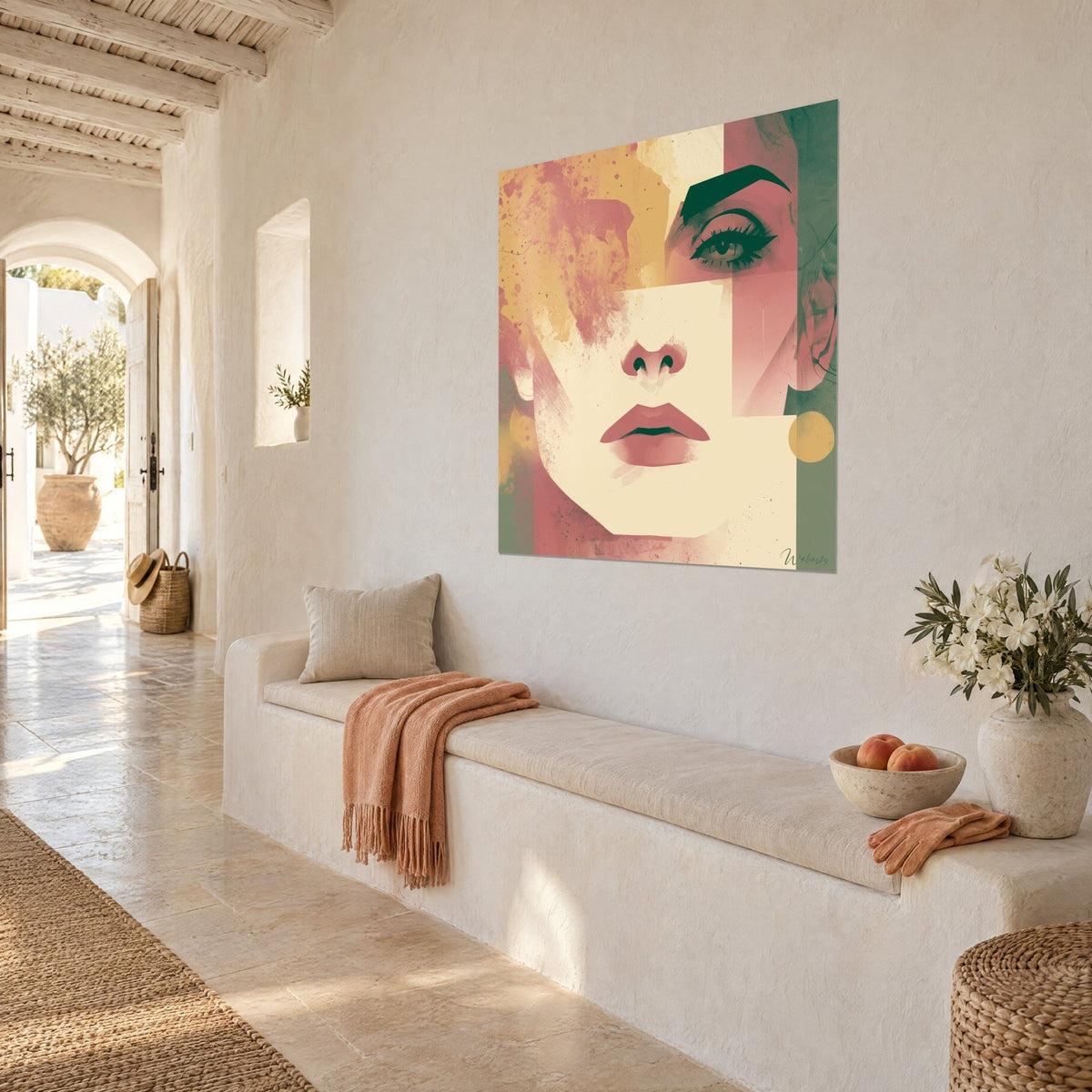 Quadro volto stilizzato, labbra rosa e naso color crema, cerchio dorato discreto, muro imbiancato di una casa mediterranea