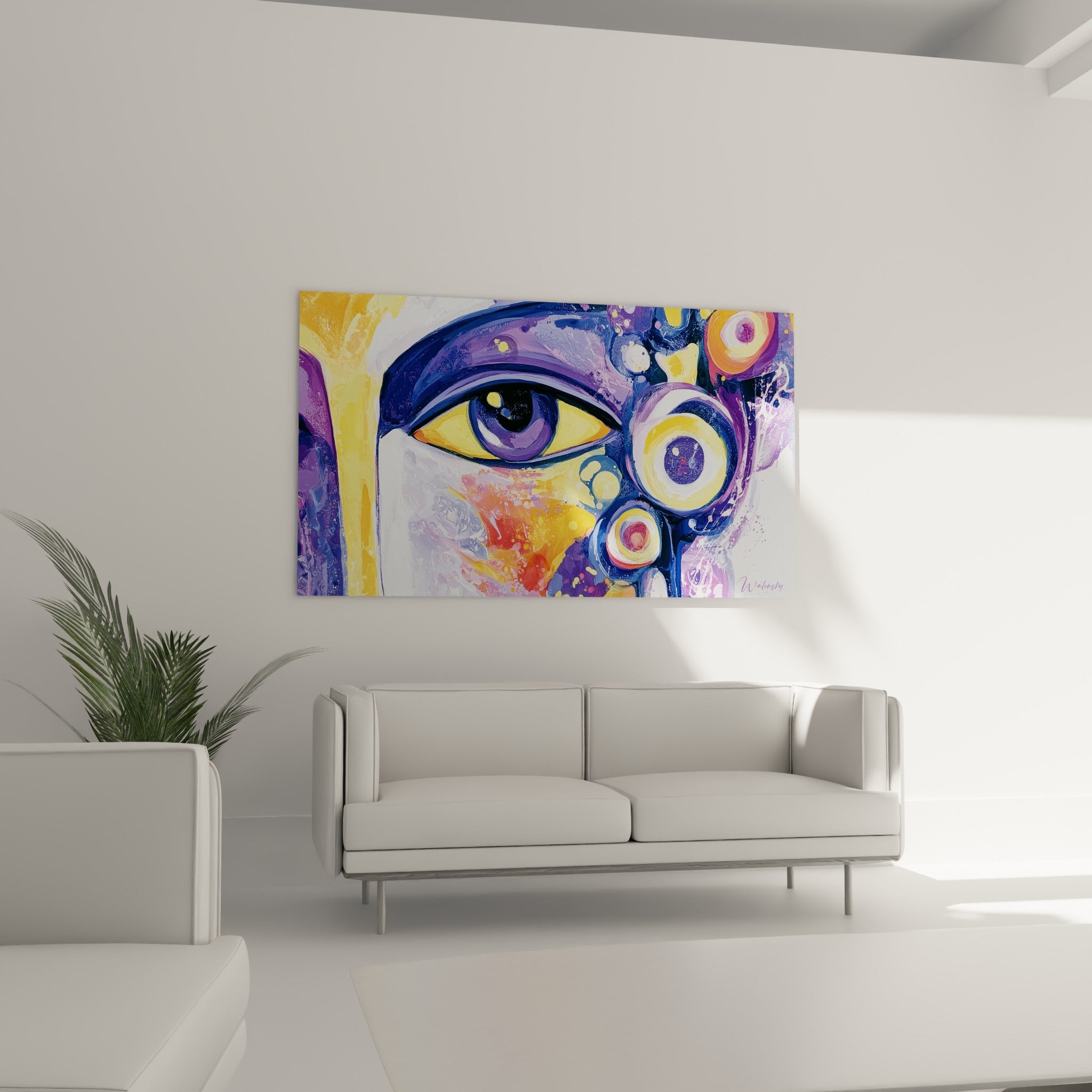 Regard violet et jaune du visage abstrait suspendu au-dessus d'un canapé dans un salon lumineux