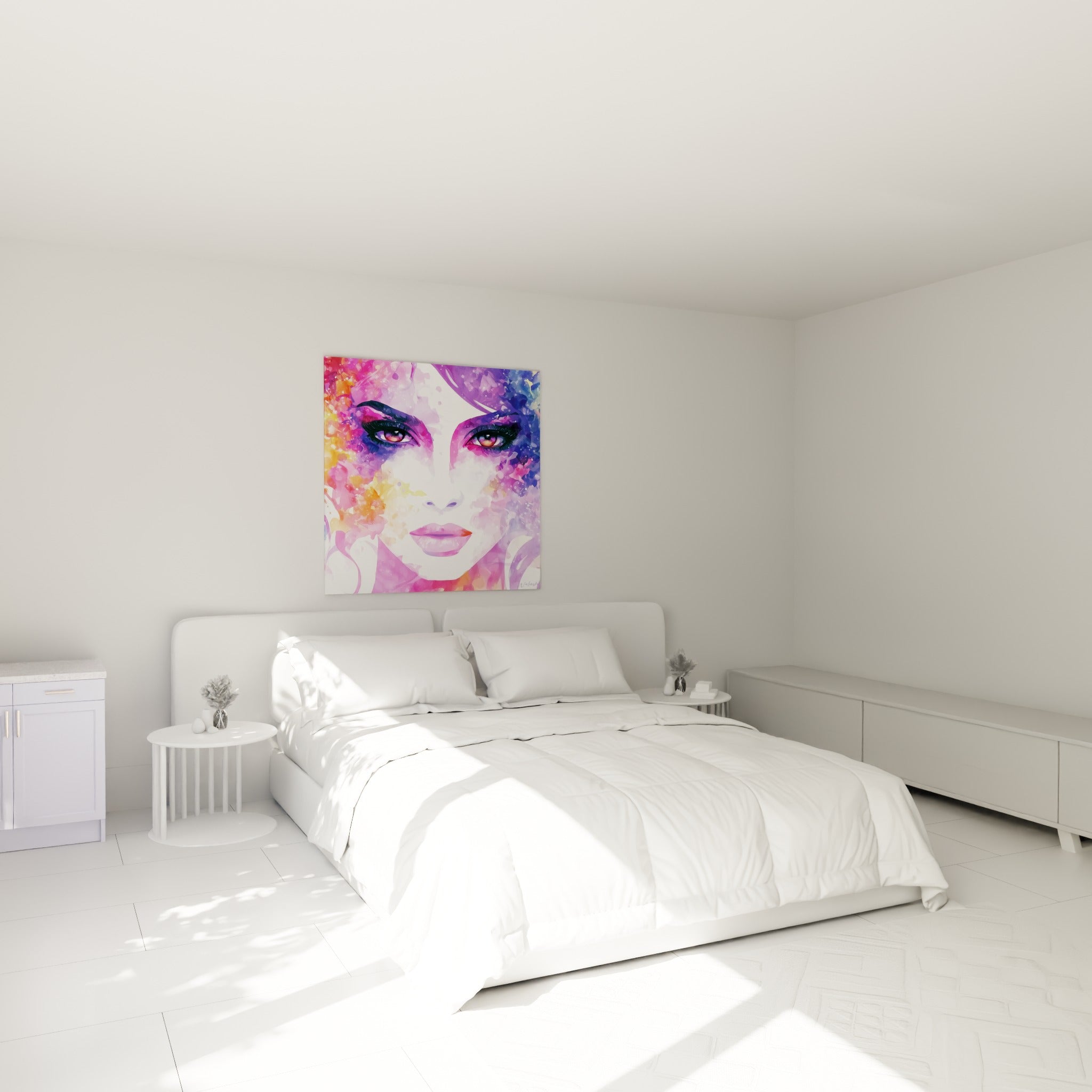 Portrait féminin rose et violet aux lèvres roses, accroché au-dessus d'un lit dans une chambre claire