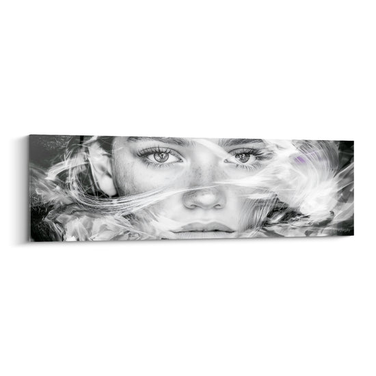 Visage abstrait noir et blanc au regard clair, mèches blanches vaporeuses sur fond anthracite intense