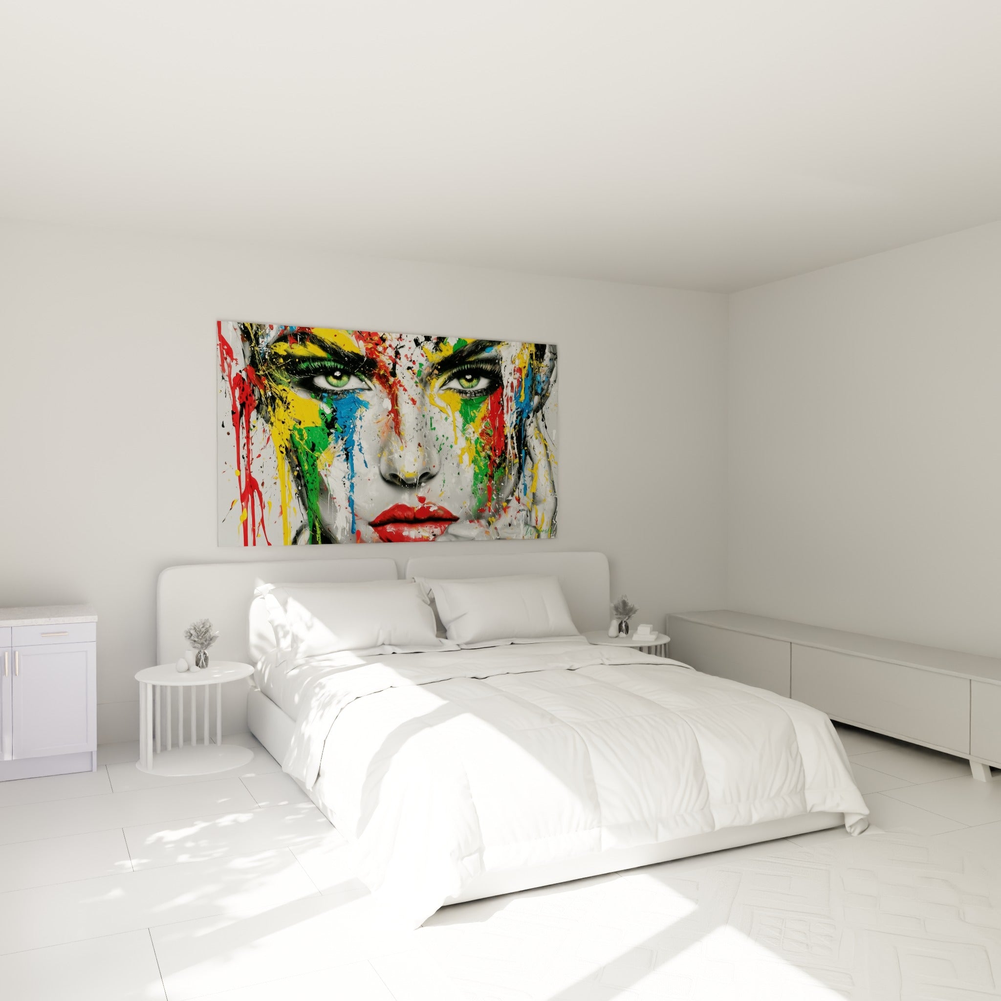 Regard vert intense et coulures dorées d'un visage abstrait, au-dessus d'un lit dans une chambre claire