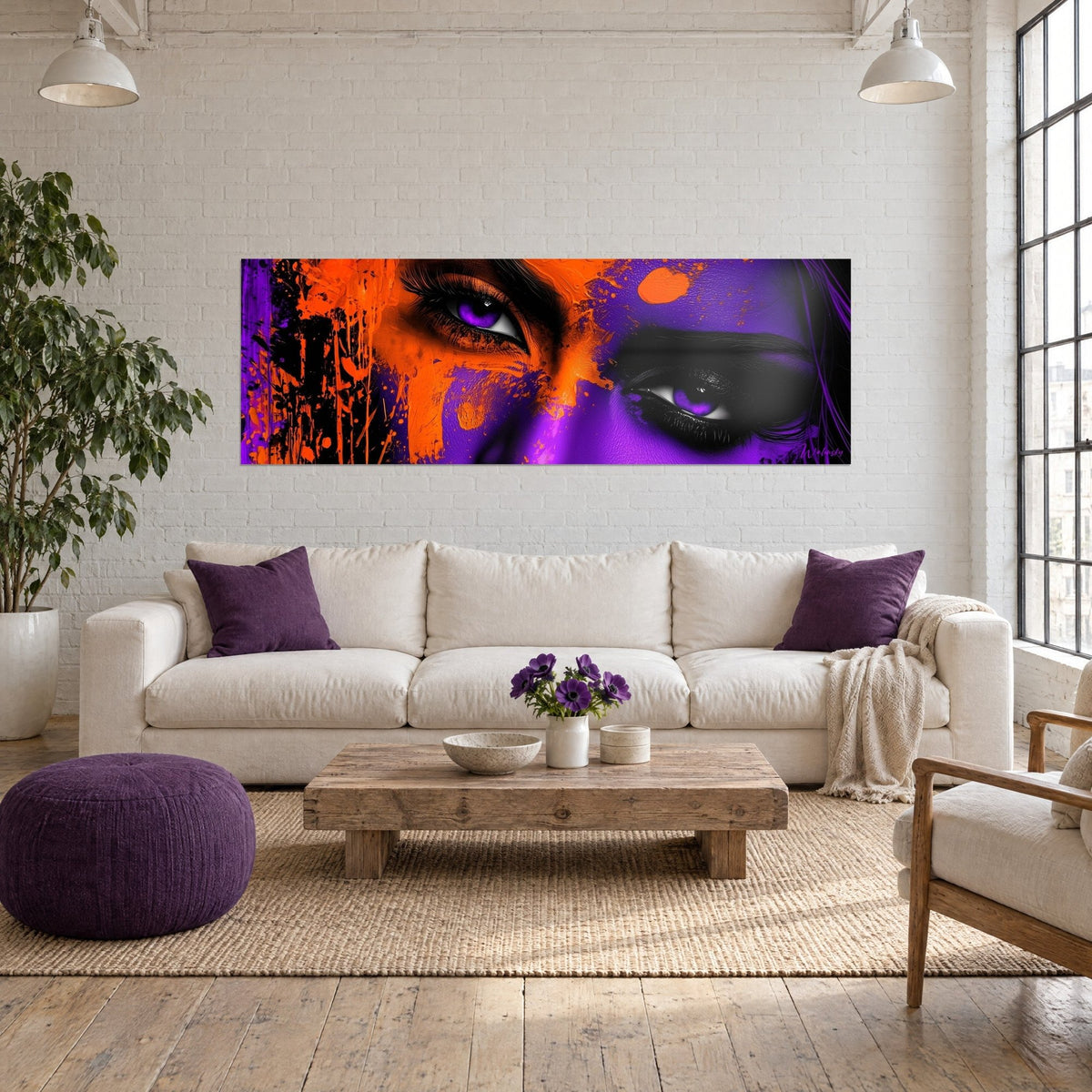 Gemälde mit leuchtend violettem Blick, übersprenkelt mit grellem Orange, Panoramaformat, über einem Sofa in einem hellen Wohnzimmer