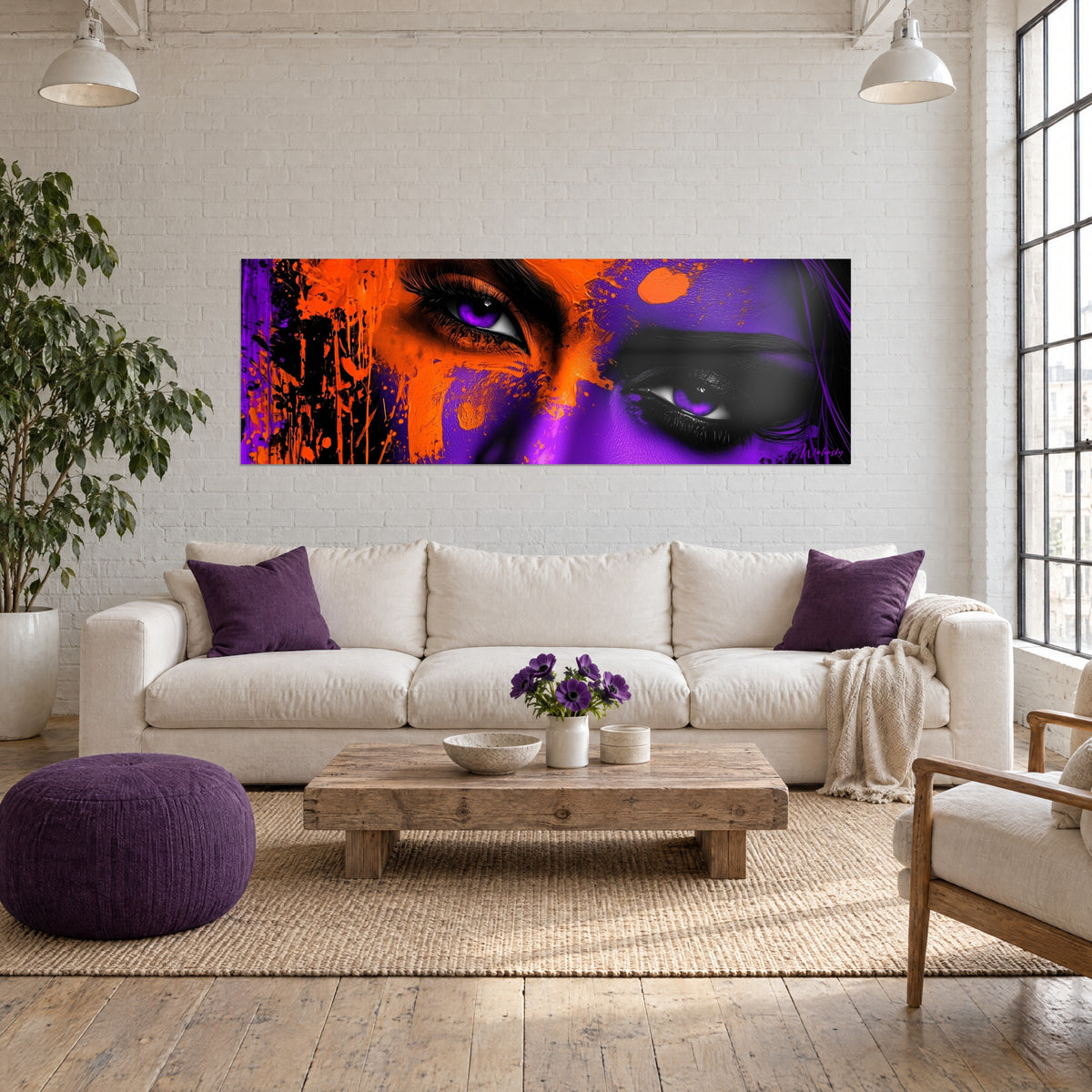 Tableau regard violet ardent éclaboussé d'orange vif, format panoramique, au-dessus d'un canapé dans un salon lumineux