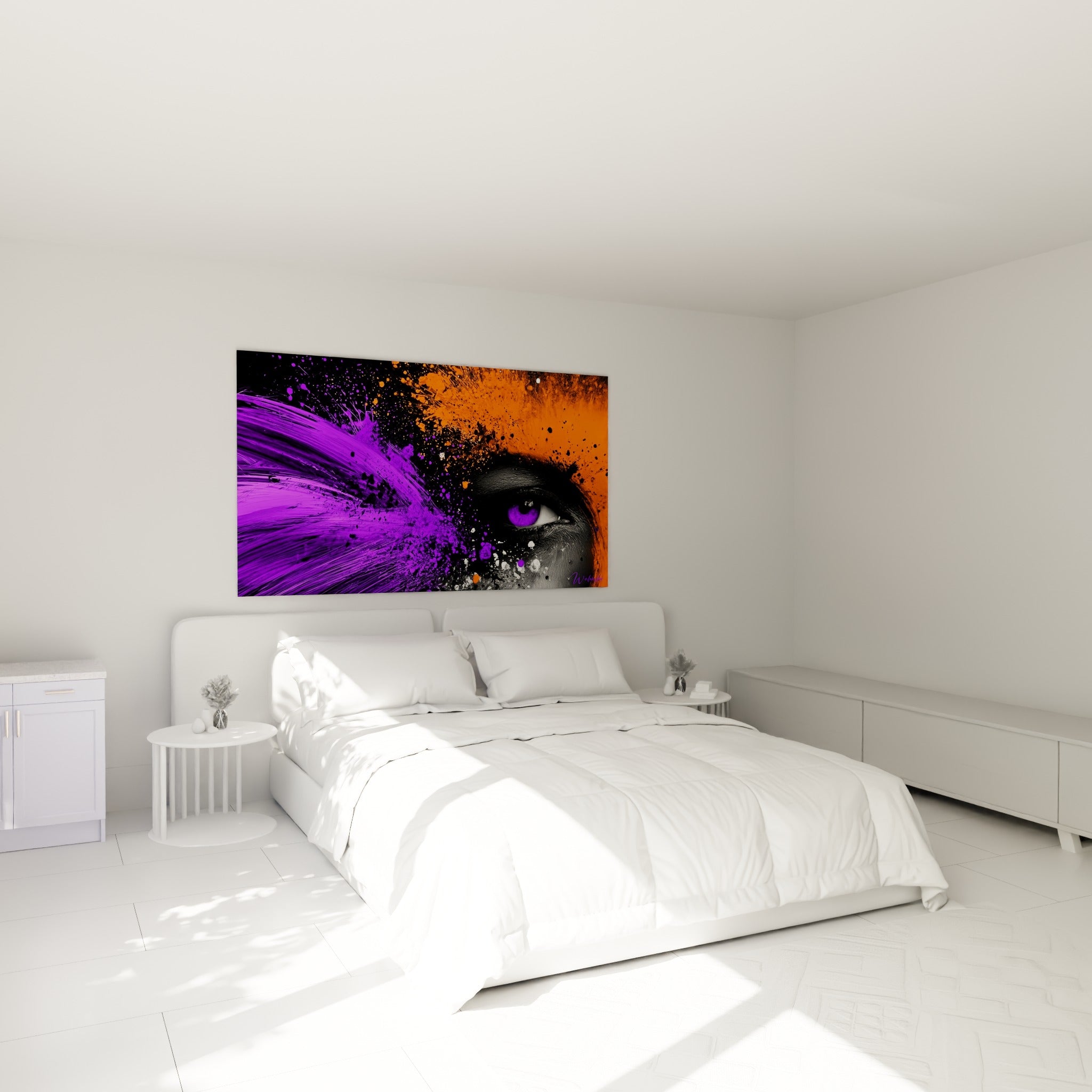 Regard violet éclatant parmi des projections orange fauve, tableau visage abstrait au-dessus d'un lit dans une chambre claire.