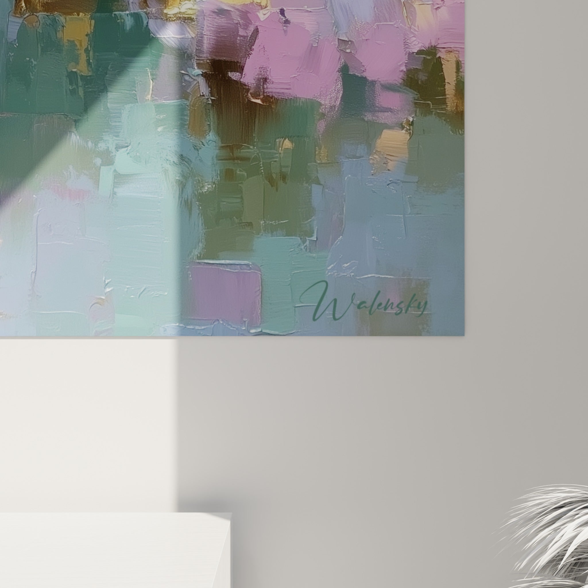 Empâtements dorés et mauves se croisant en reliefs, coulures roses et bleutées visibles de près sur la toile
