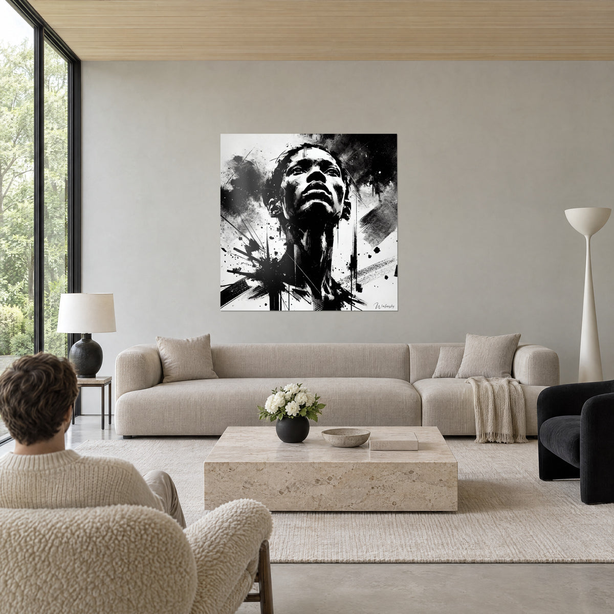 Schilderij gezicht met opgeheven kin in zwarte inkt op witte achtergrond, grijze spatten en strepen, boven een bank in een lichte woonkamer