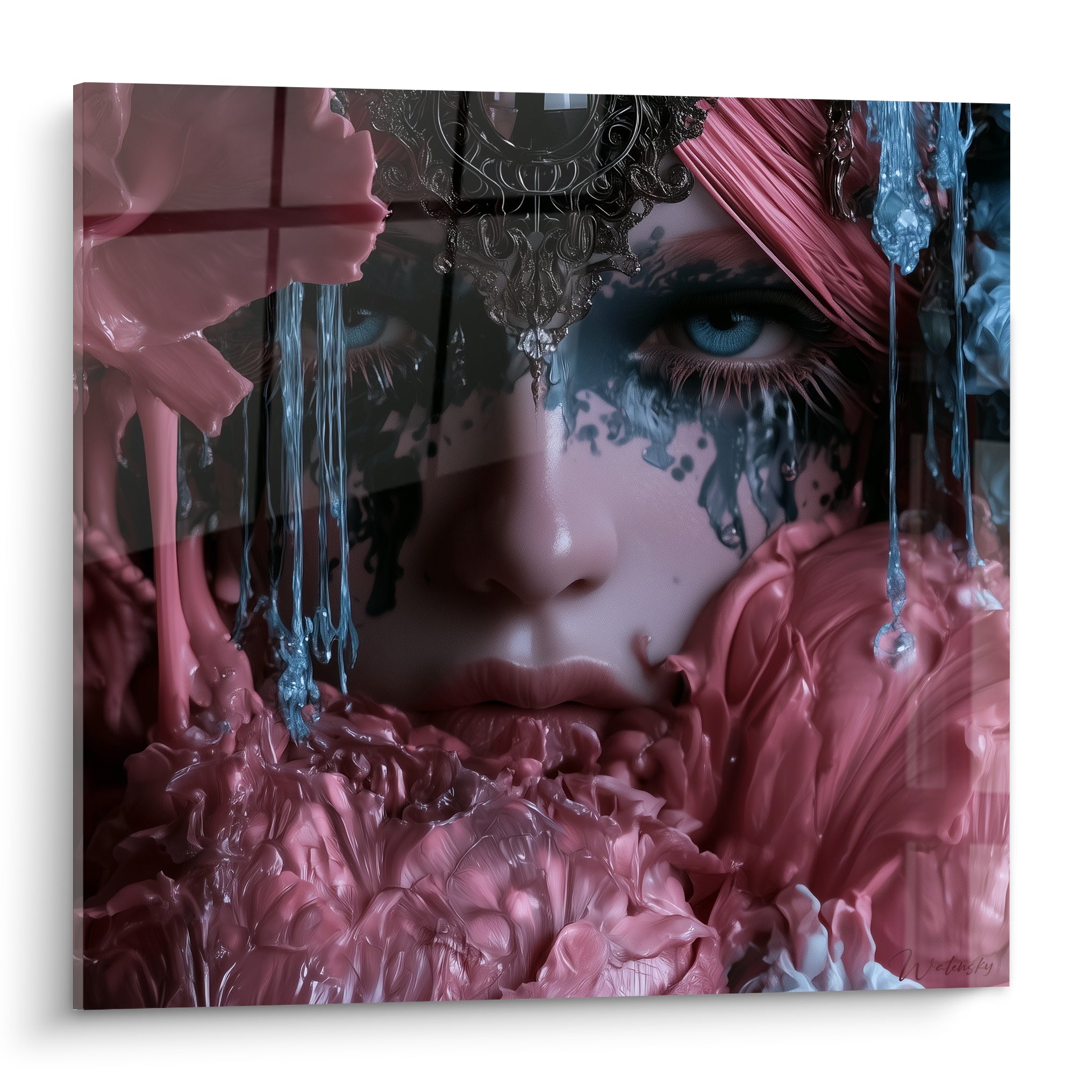 Visage abstrait aux yeux bleus perçants, matière rose fondue et coulures anthracite en gros plan.