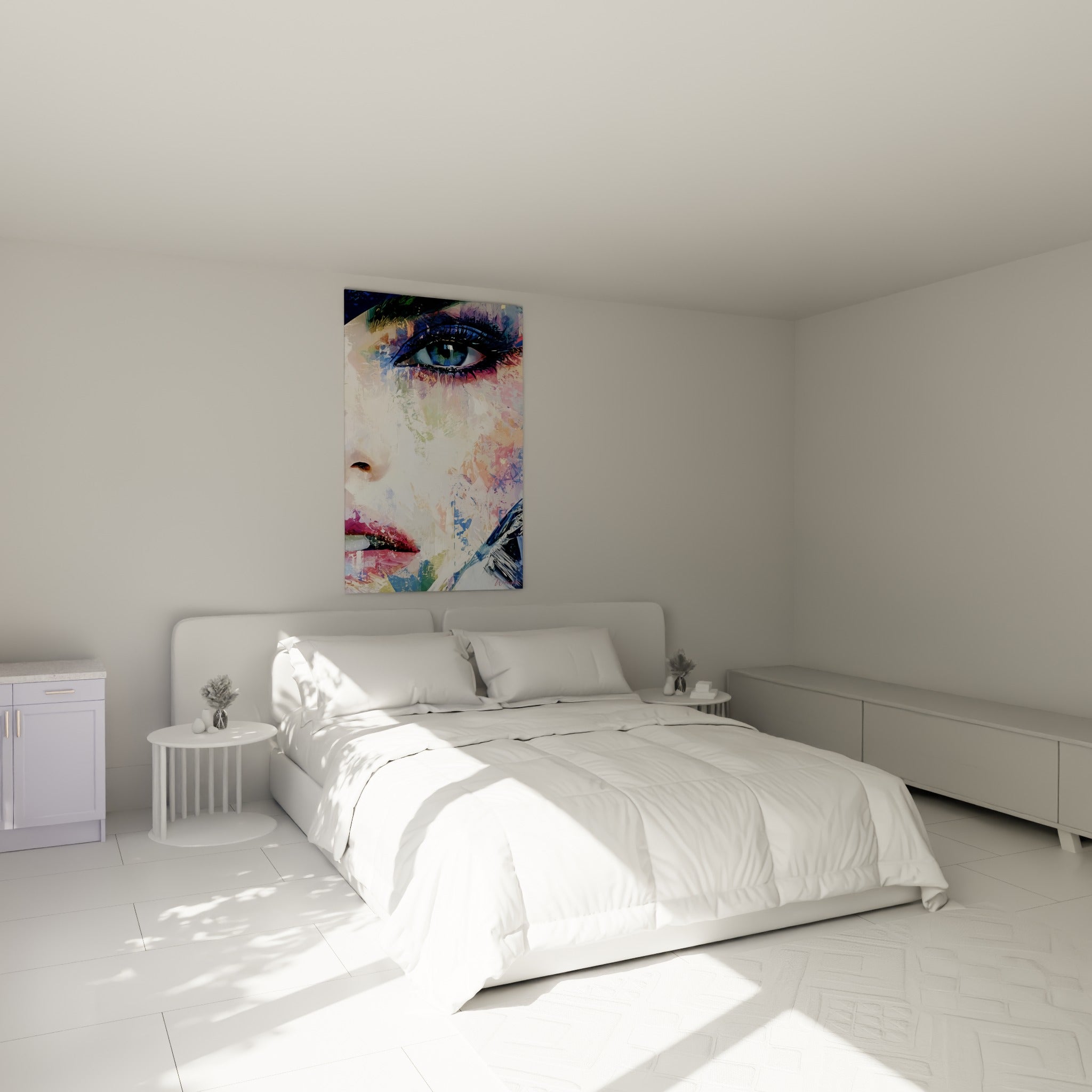 Visage abstrait mêlant rose poudré et bleu marine, accroché au-dessus d'un lit dans une chambre claire