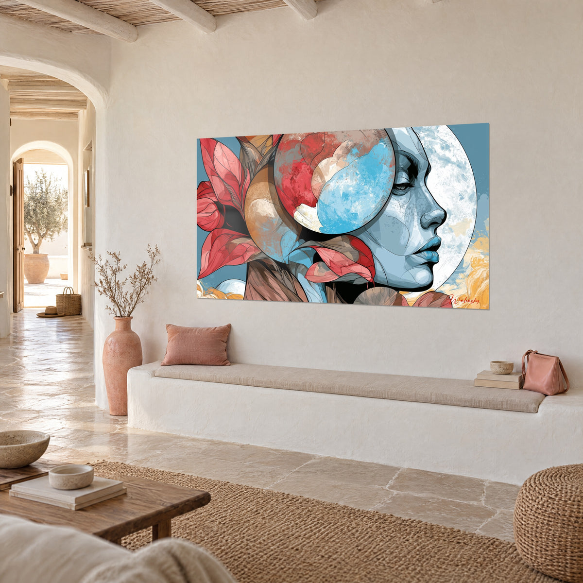 Cuadro rostro de mujer con labios azules y grandes flores rojas, en tres cuartos, en una casa mediterránea
