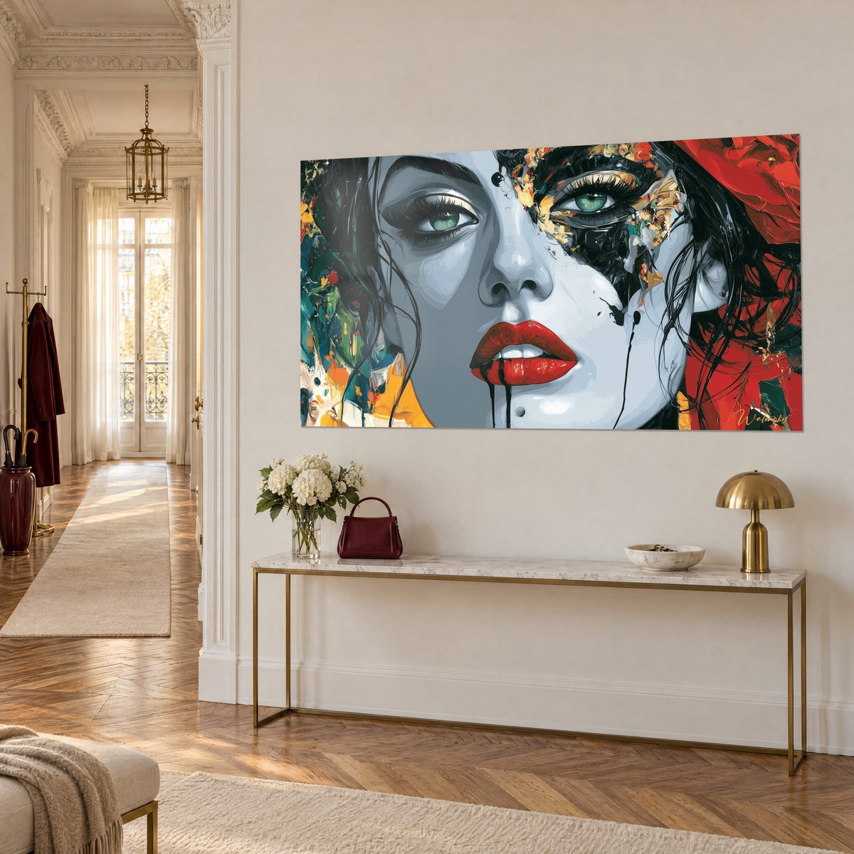 Gemälde smaragdgrüner Blick unter einer schwarzen, goldfarben glitzernden Maske, leuchtendes Rot und Grau, Dreiviertelansicht über einer goldenen Konsole