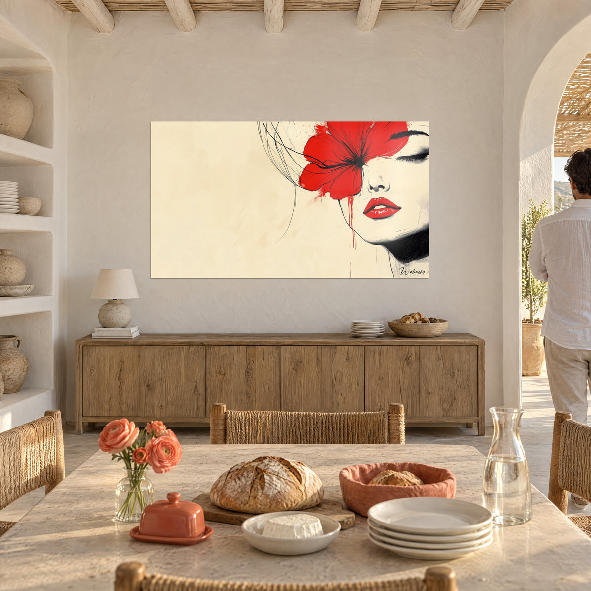 Cuadro musa de labios rojo vivo, flor púrpura salpicada y fondo arena, pared blanca de un comedor de piedra