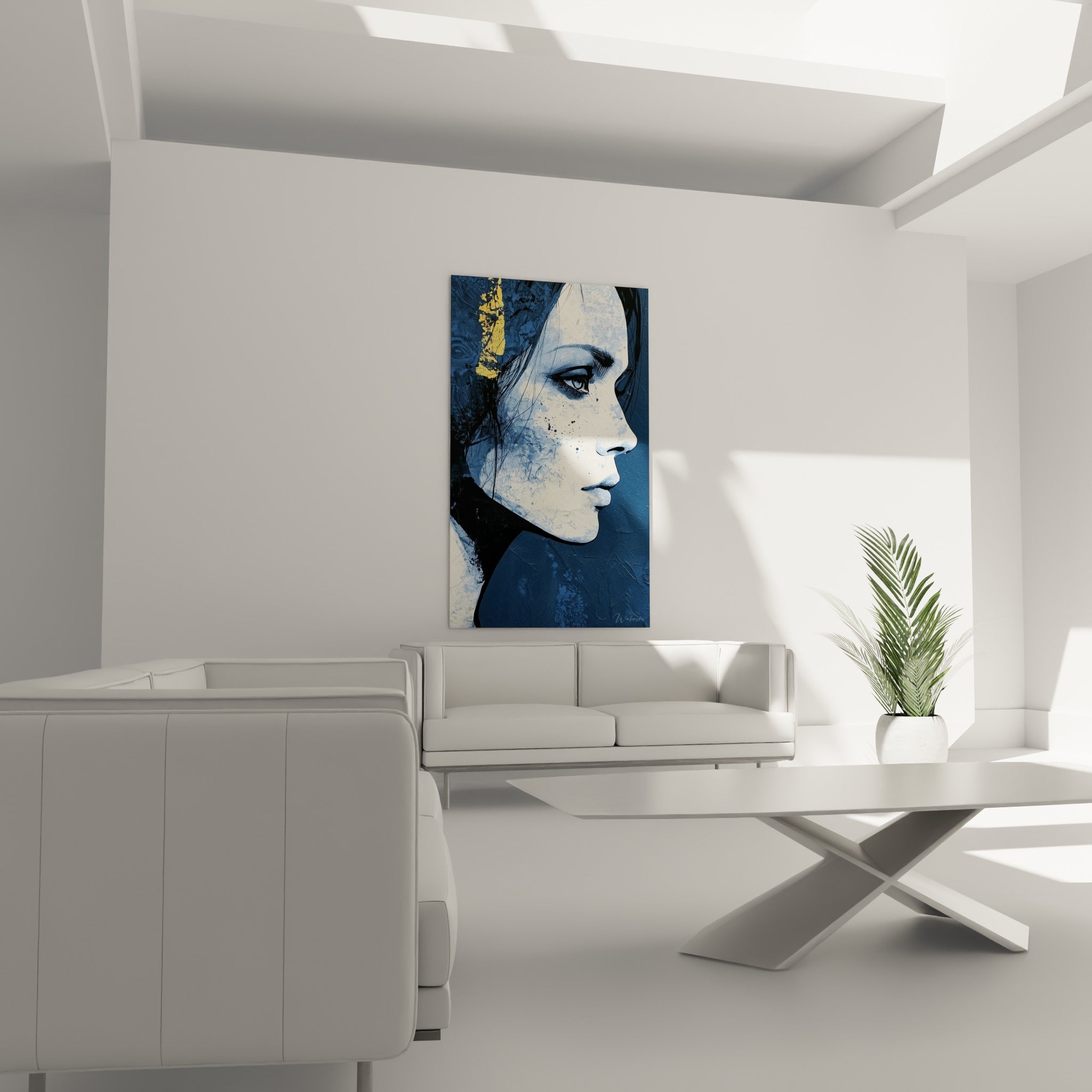 Profil féminin bleu et blanc crème, touches d'or, tableau visage abstrait au-dessus d'un canapé dans un salon lumineux