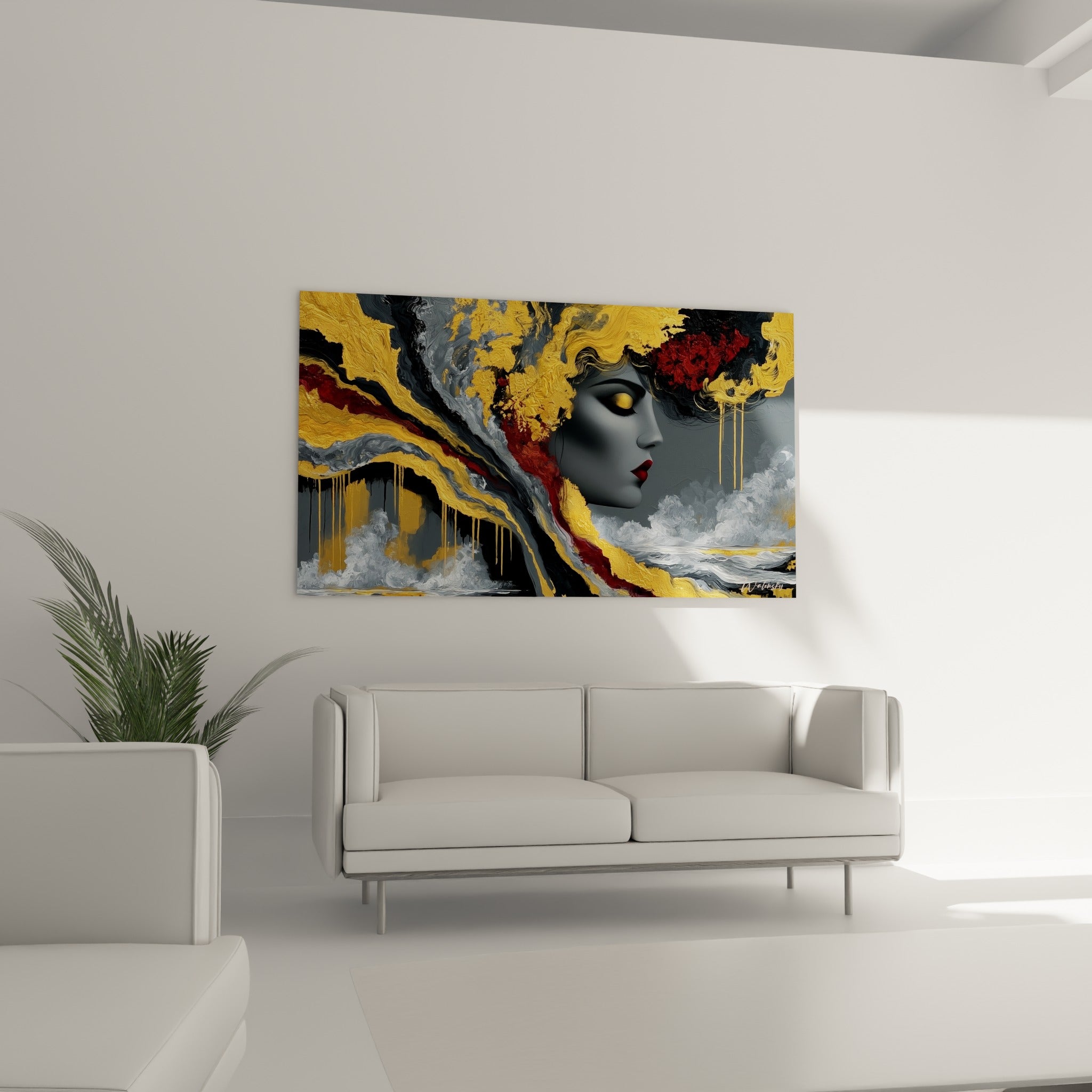 Profil gris sculpté de traînées dorées et rouges, tableau visage abstrait au-dessus d'un canapé dans un salon lumineux