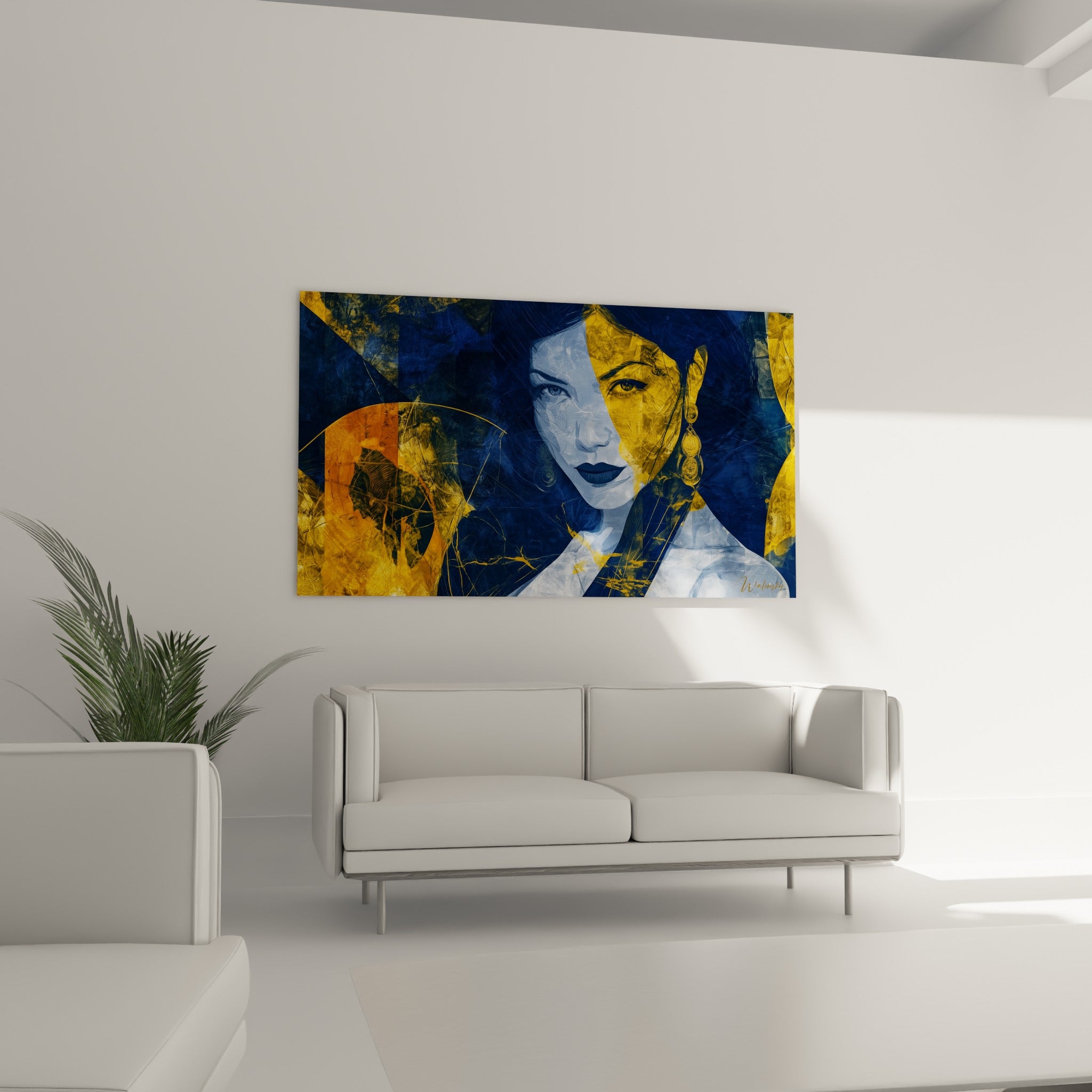 Visage abstrait aux teintes ocre et marine au-dessus d'un canapé dans un salon lumineux