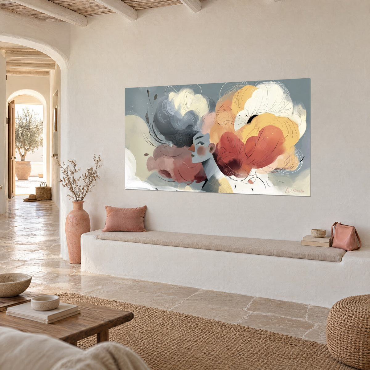Tableau portrait stylisé aux boucles gris perle et corail, pétales ivoire et ocre, vu de trois-quarts, banquette blanche et sol en pierre