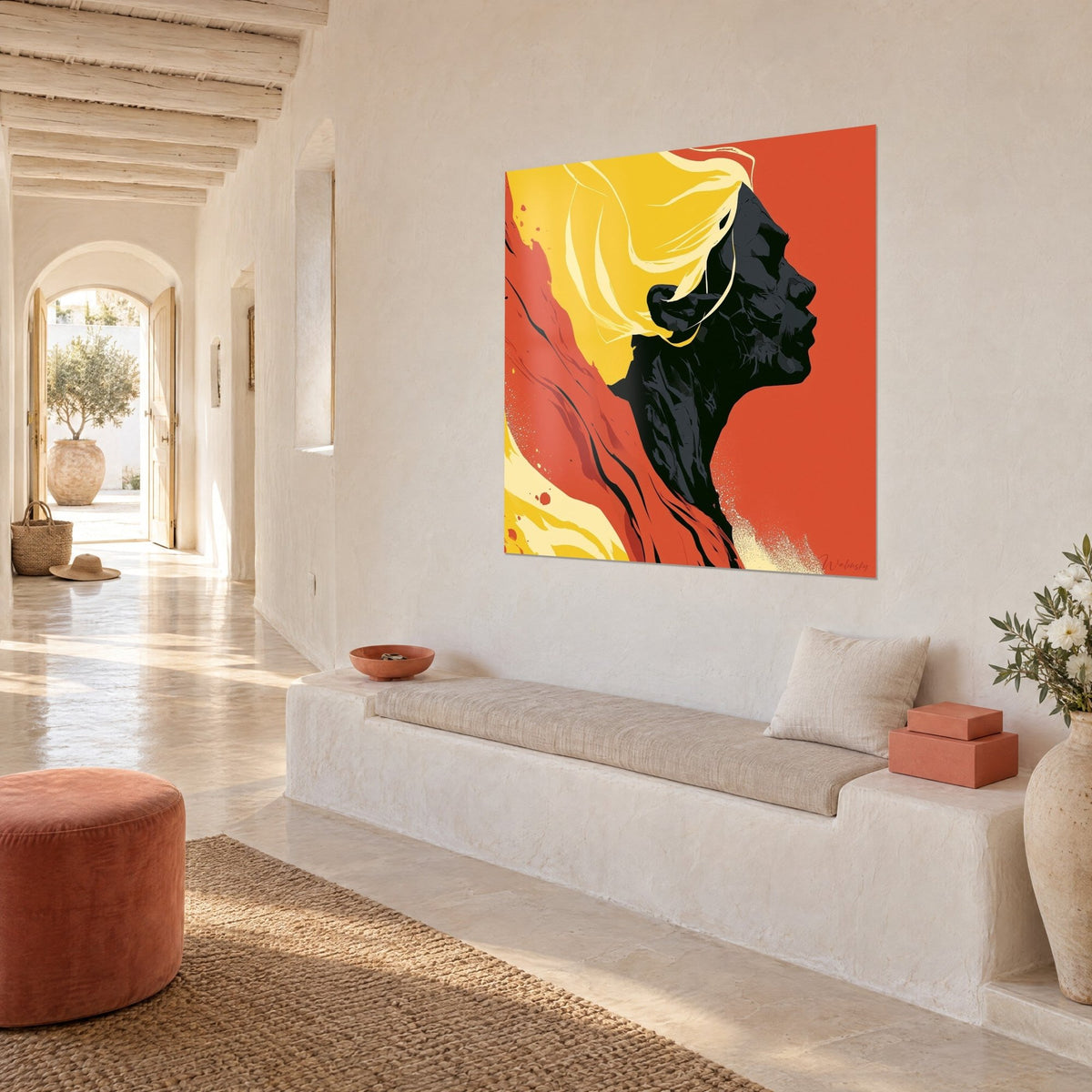 Quadro sagoma color ebano con ciocche bionde ondulate, campitura arancio bruciato, vista di tre quarti su una parete imbiancata