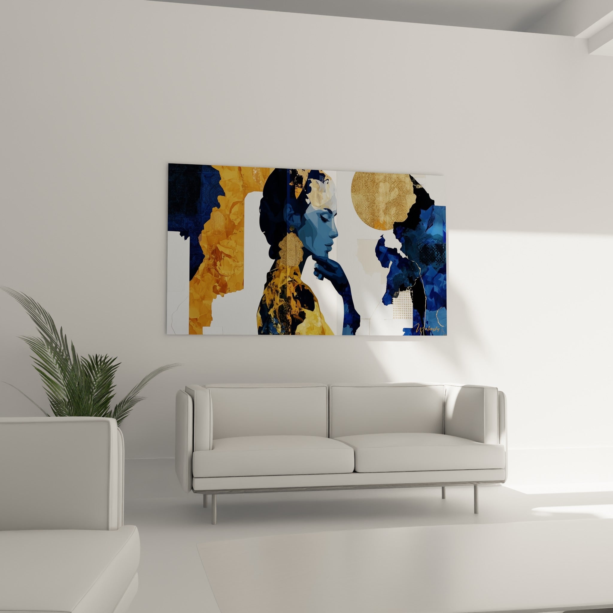 Silhouette bleu nuit et ocre du Visage abstrait, au-dessus d'un canapé dans un salon lumineux