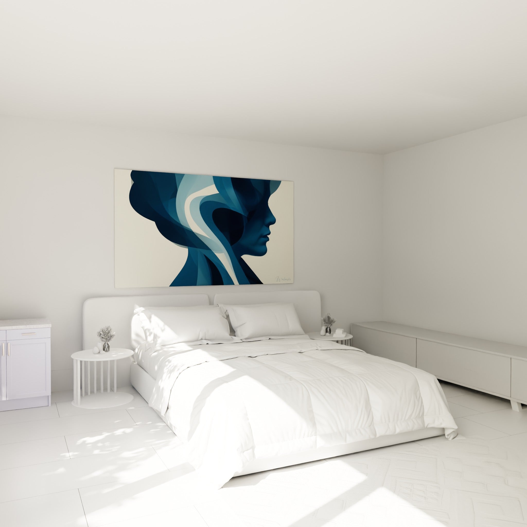 Silhouette bleu marine et ivoire au visage stylisé, accrochée au-dessus d'un lit dans une chambre claire