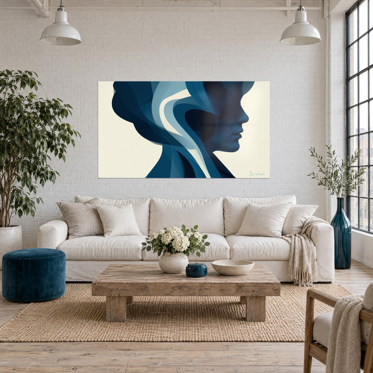Tableau profil féminin stylisé aux vagues bleu marine et crème, accroché au-dessus d'un canapé dans un salon lumineux
