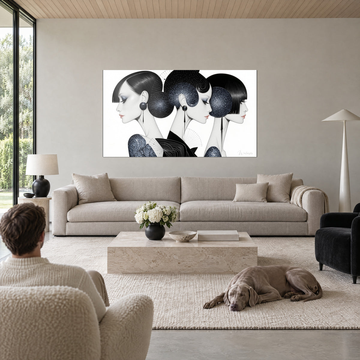 Schilderij drie vrouwelijke profielen in zwart en leigrijs, ronde mozaïek oorbellen, boven een bank in een lichte woonkamer
