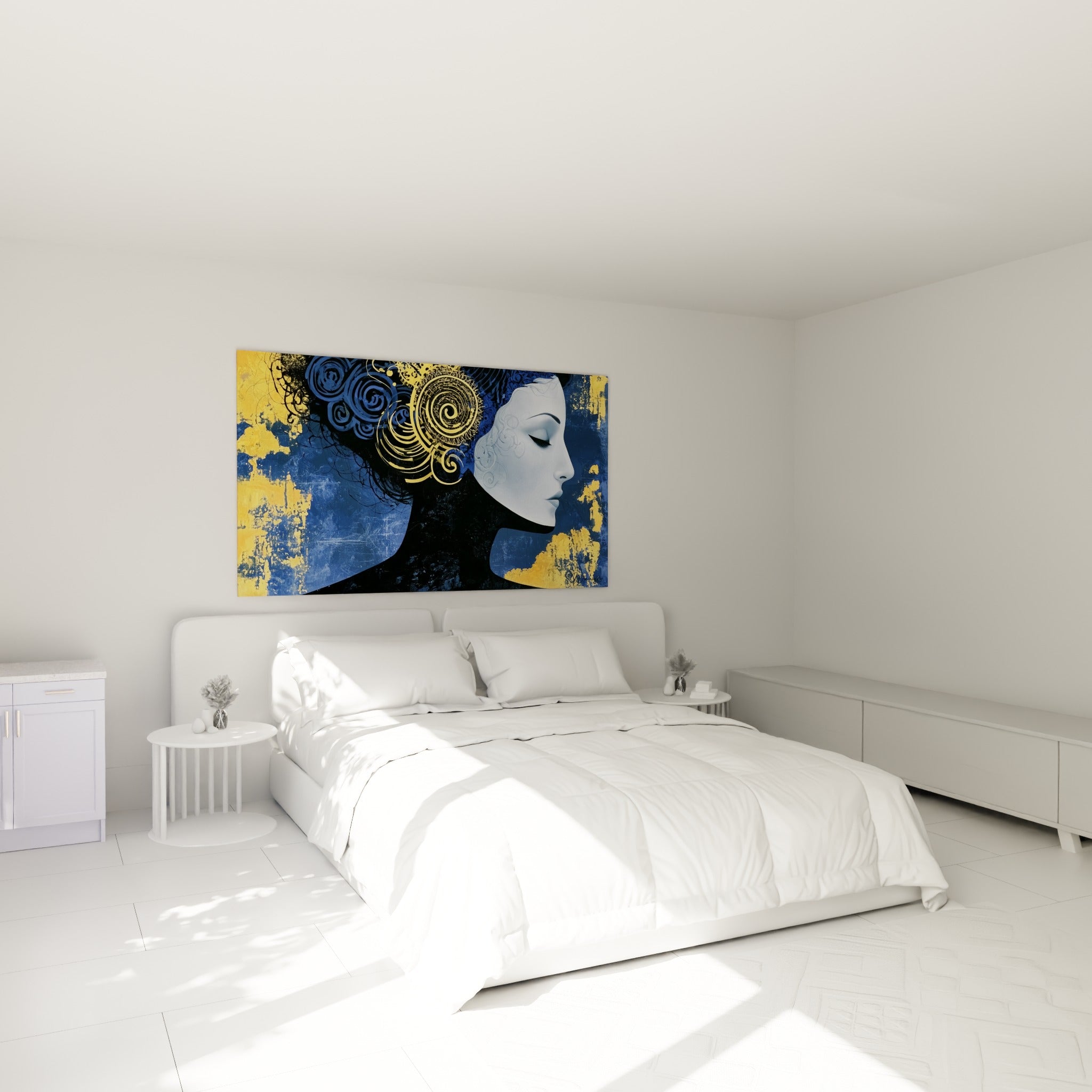 Visage abstrait aux tons bleu marine et doré, profil serein au-dessus d'un lit dans une chambre claire