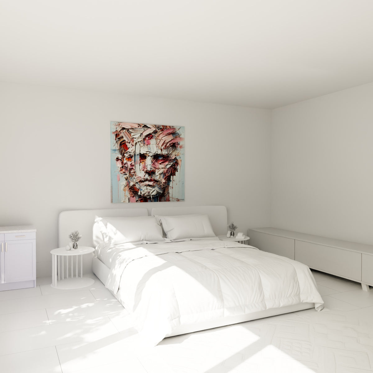 Portrait fragmenté terracotta et rose sculpté en relief, au-dessus d'un lit dans une chambre claire