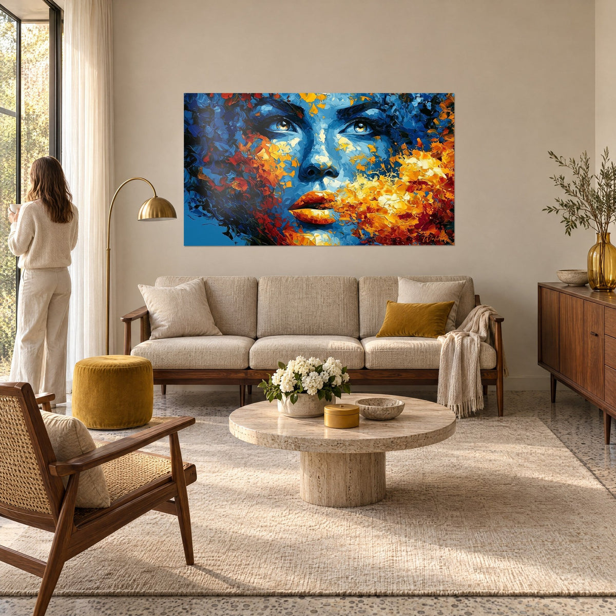 Cuadro retrato pintado con espátula, rostro azul cobalto encendido en naranja, sobre un sofá en un salón luminoso