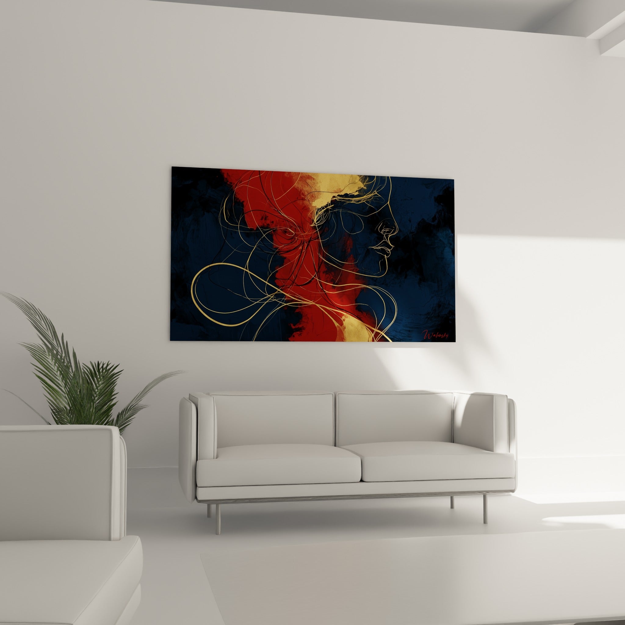 Profil filiforme doré du visage abstrait, bleu marine et ocre, au-dessus d'un canapé dans un salon lumineux