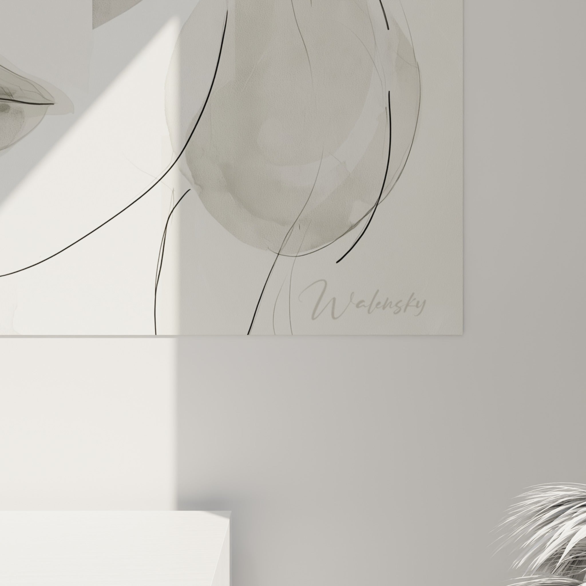 Traits de crayon et coulures aquarelle se mêlent en camaïeu ocre et gris sur la toile accrochée