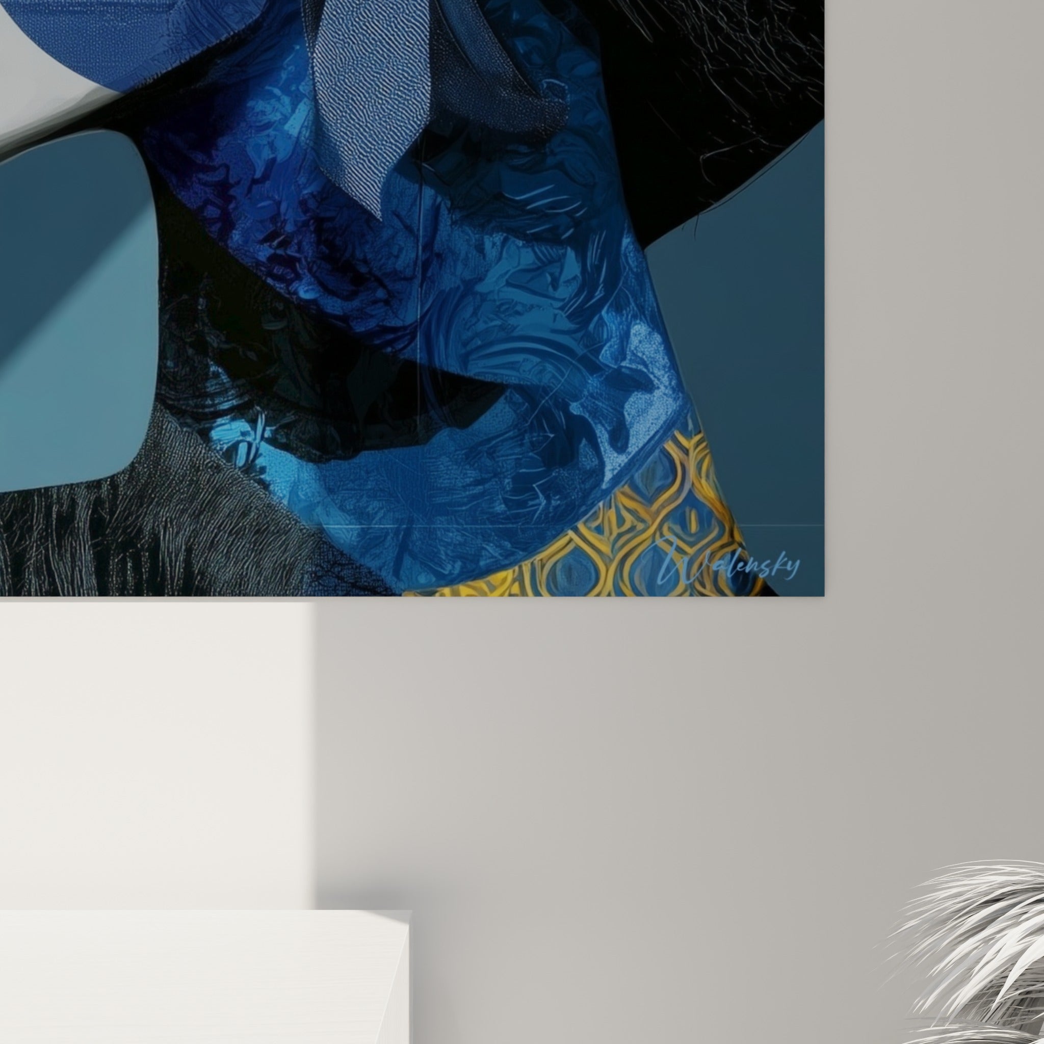 Empâtements bleu marine et touches jaune doré du visage abstrait, grain visible de l'impression accrochée