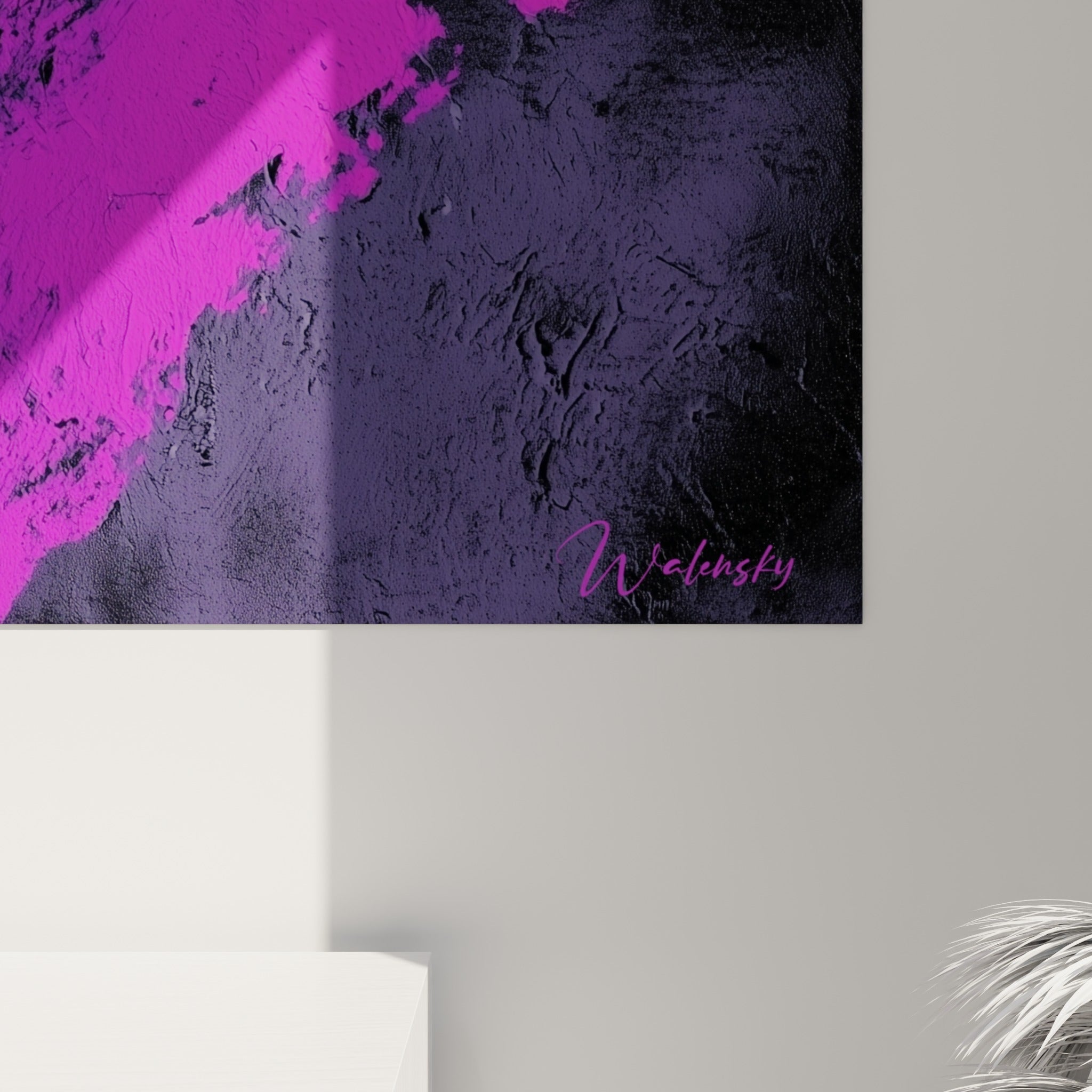 Détail des coulures noires et éclats magenta du Visage abstrait, grain texturé et empâtements visibles de près