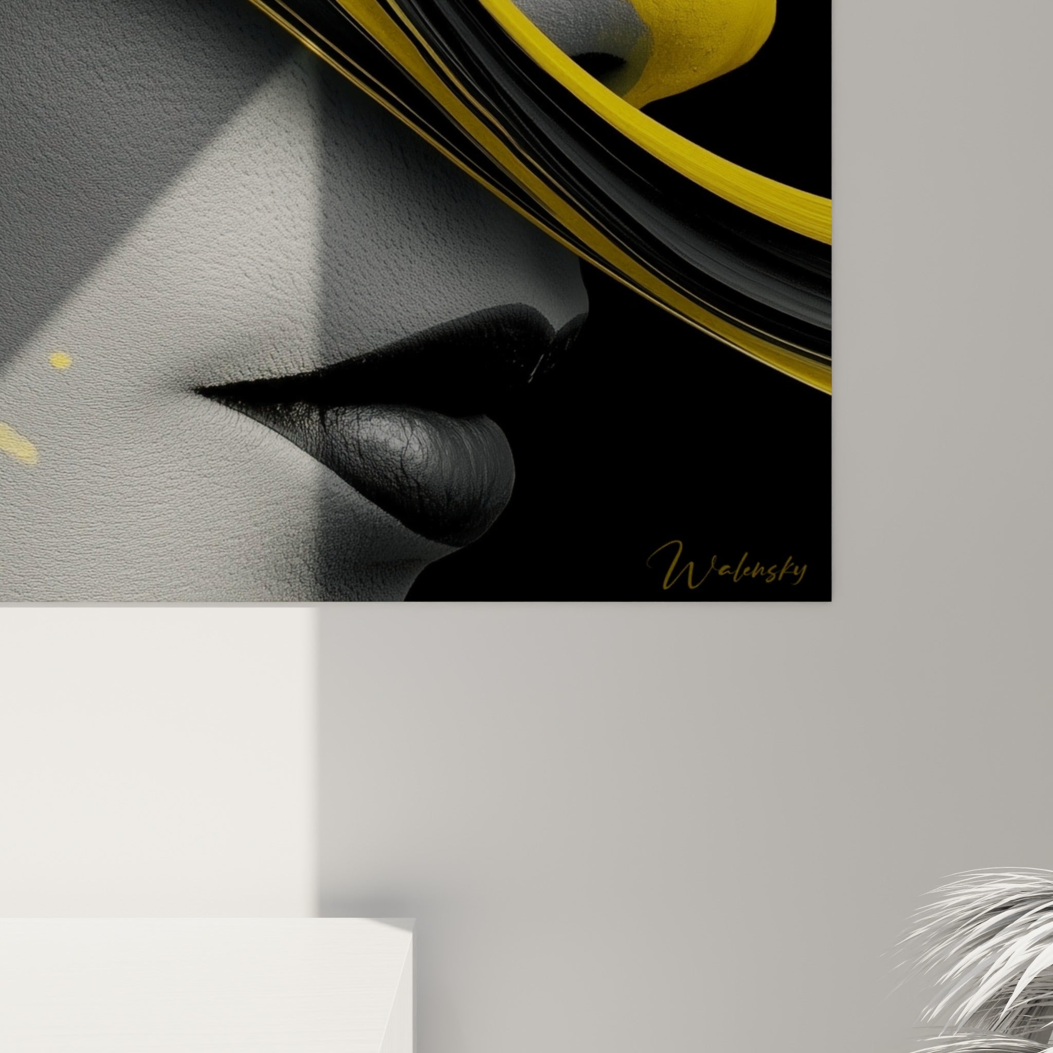 Matière granuleuse grise et coulures jaunes se mêlant en gros plan sur la toile accrochée