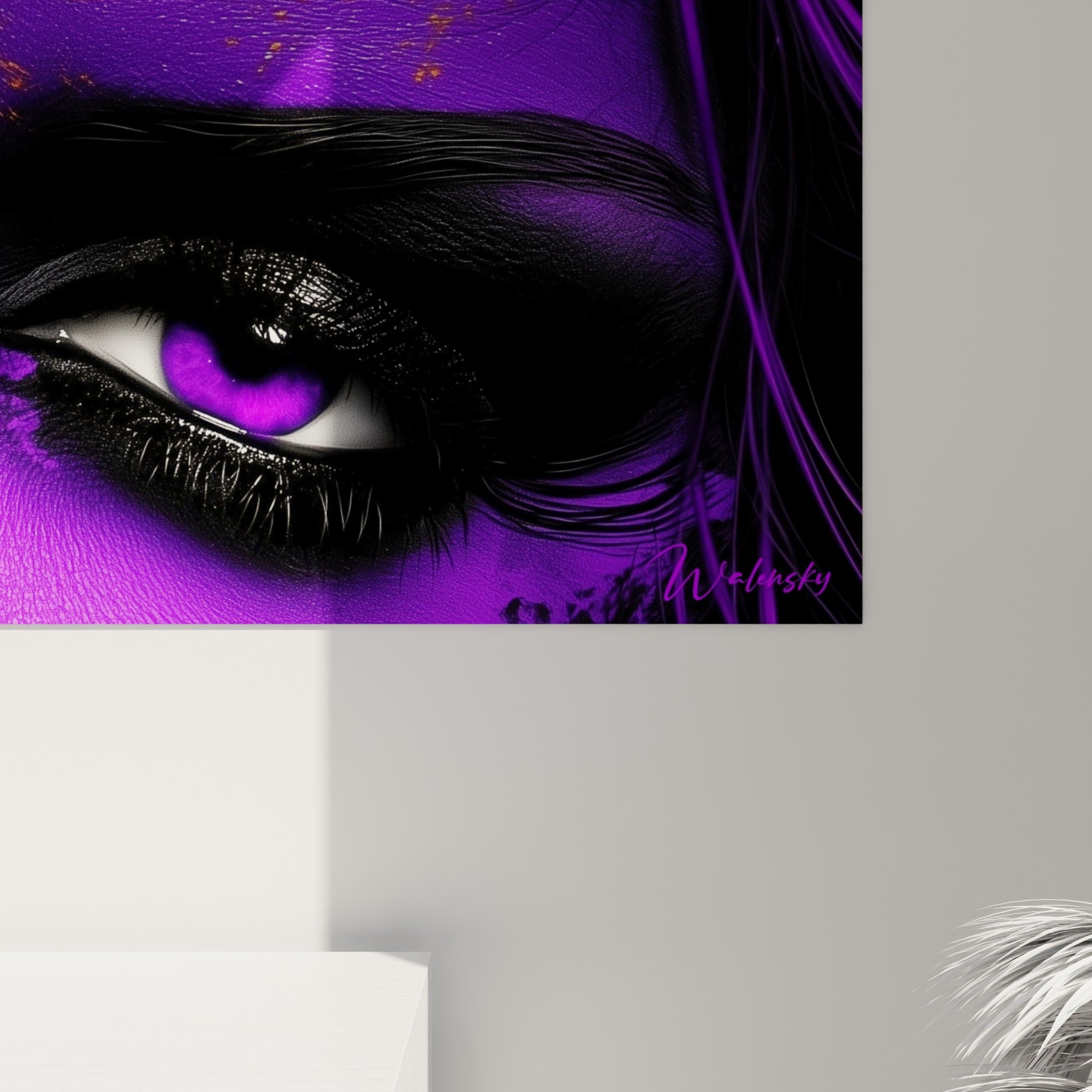 Matière peinte du Visage abstrait révélant les coulures orange sur fond violet et noir texturé.