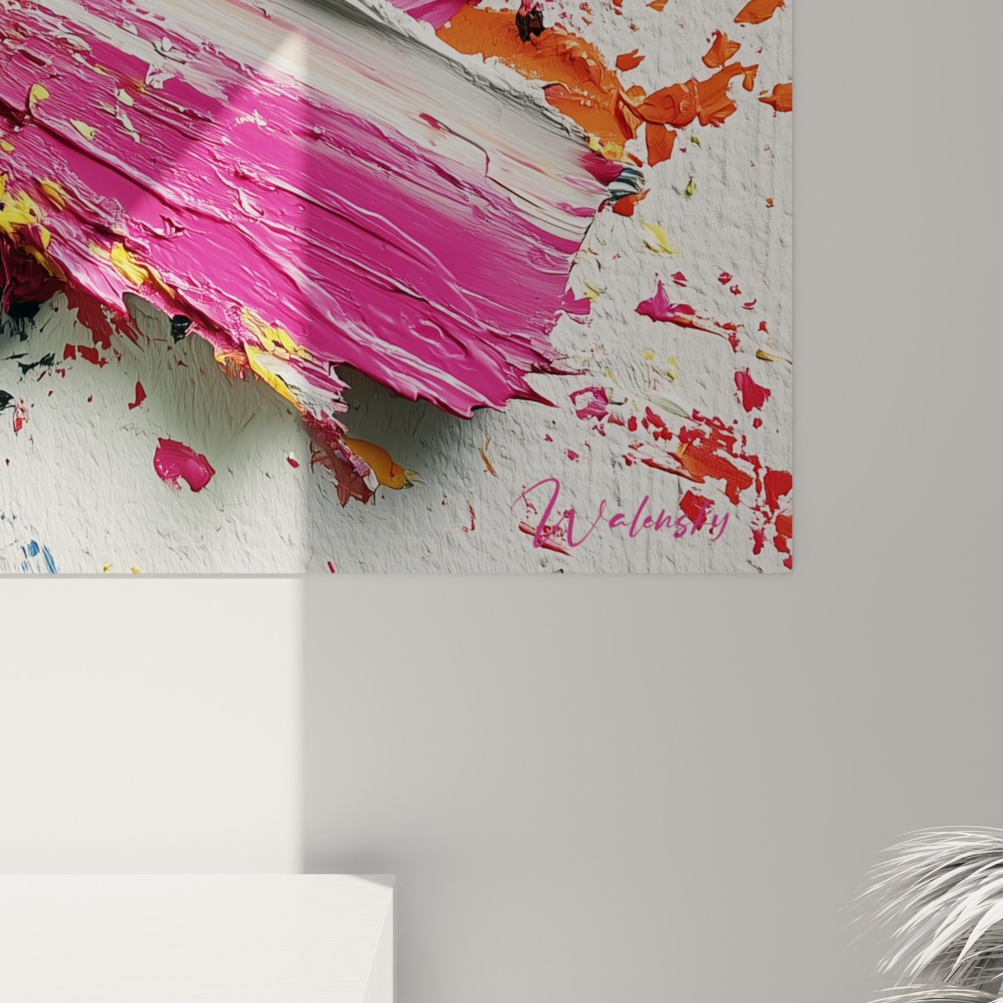 Empâtements épais roses, jaunes et bleu marine du visage abstrait, matière au couteau visible en gros plan