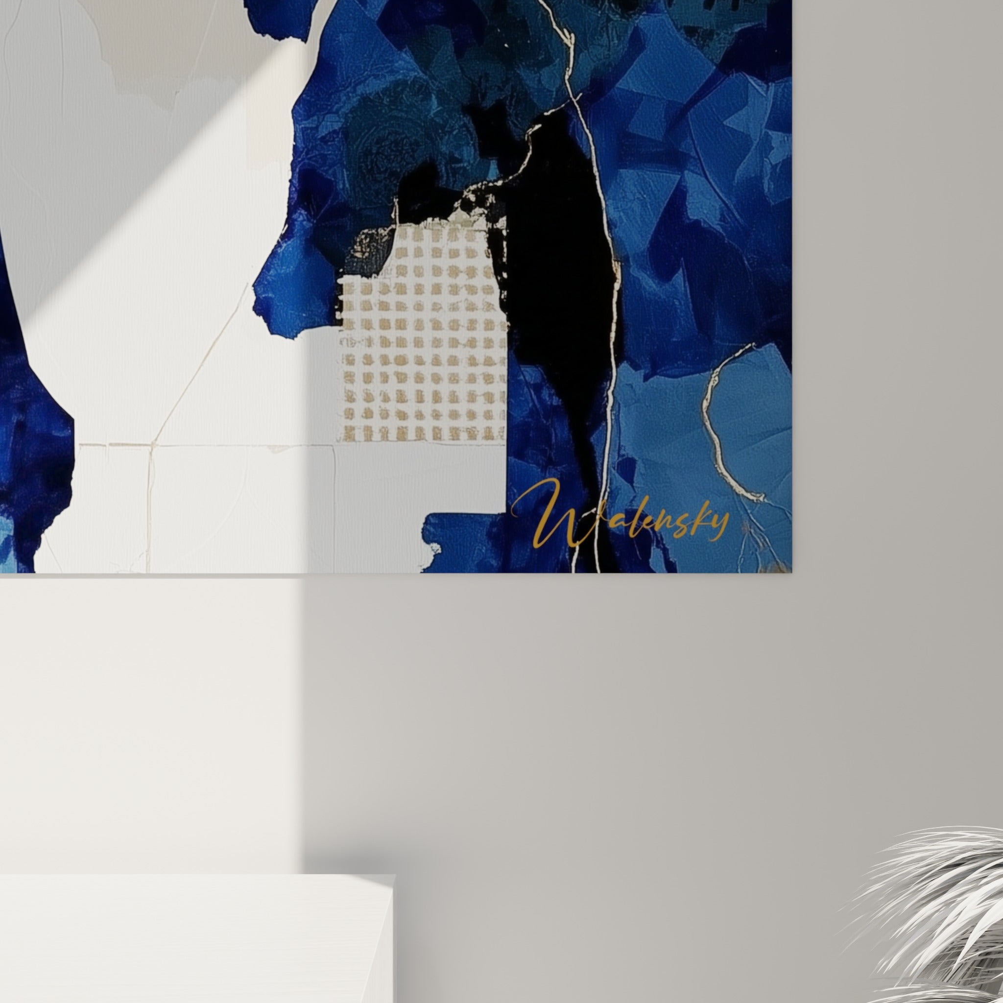 Empâtements dorés et bleu marine du Visage abstrait, grain de la toile et motifs gravés visibles de près