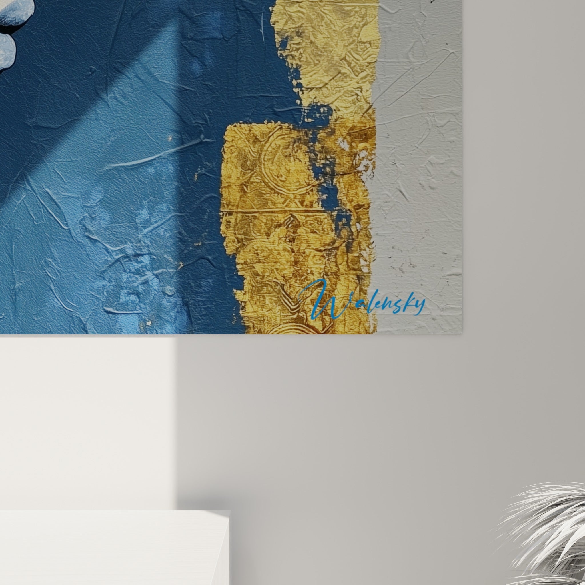 Matière dorée patinée et coulures bleu marine sur le visage abstrait, grain de peinture visible en gros plan
