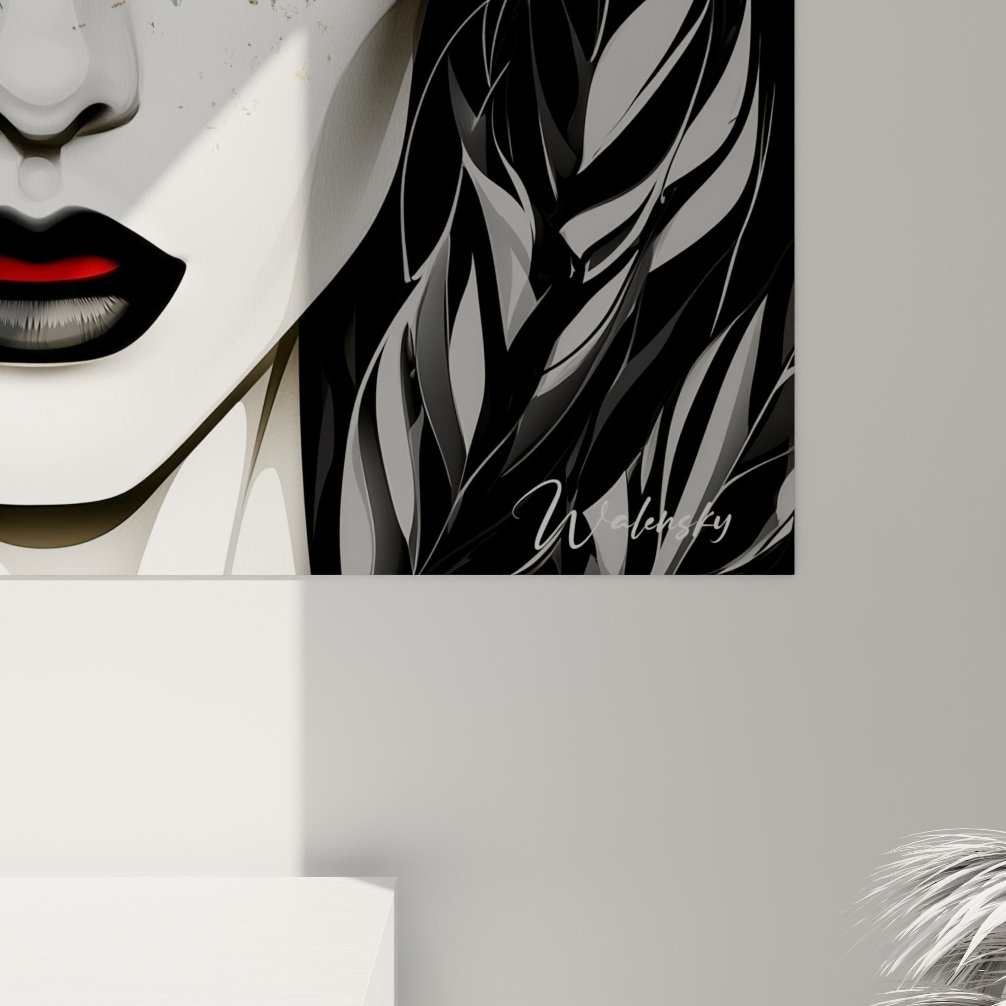 Détail du visage abstrait montrant les craquelures dorées et bleu marine du maquillage et le grain des plumes blanches