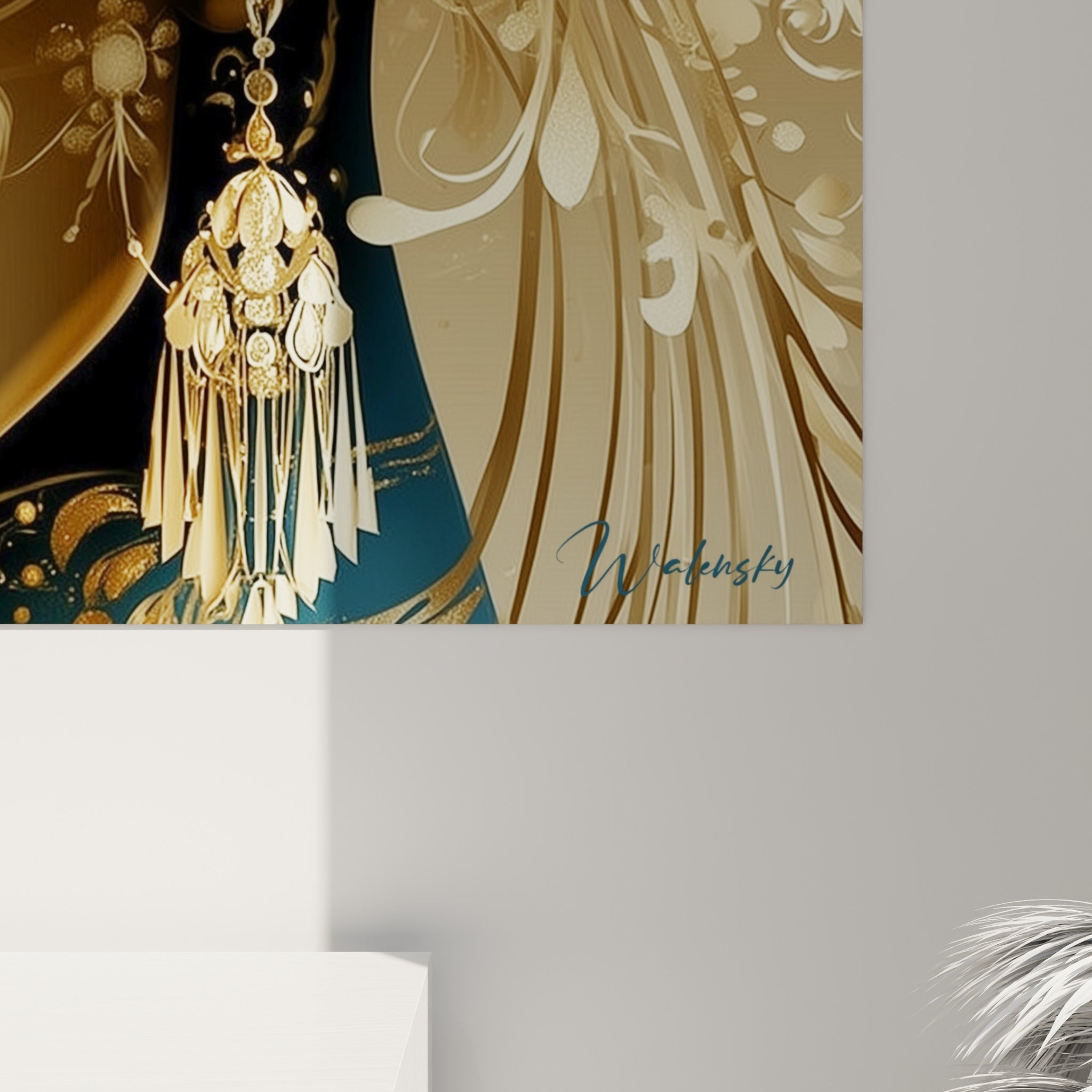 Détail des arabesques dorées et du grain bleu profond sur la peau peinte, fleurs texturées bleu pastel