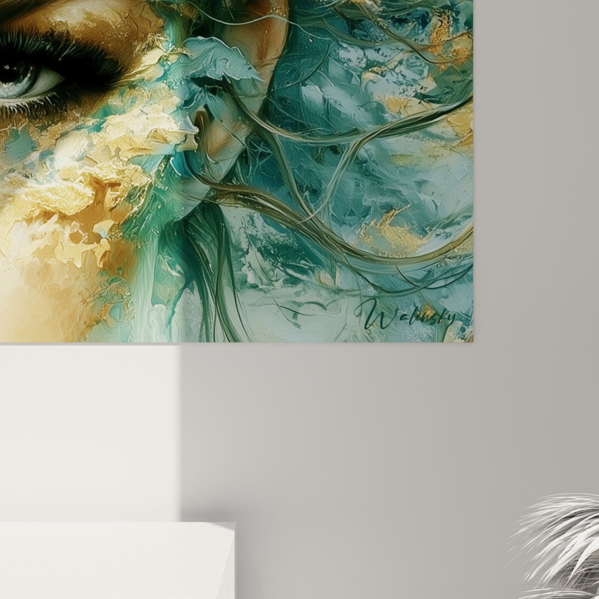 Empâtements dorés et coulures turquoise se mêlent en gros plan sur la toile du visage abstrait