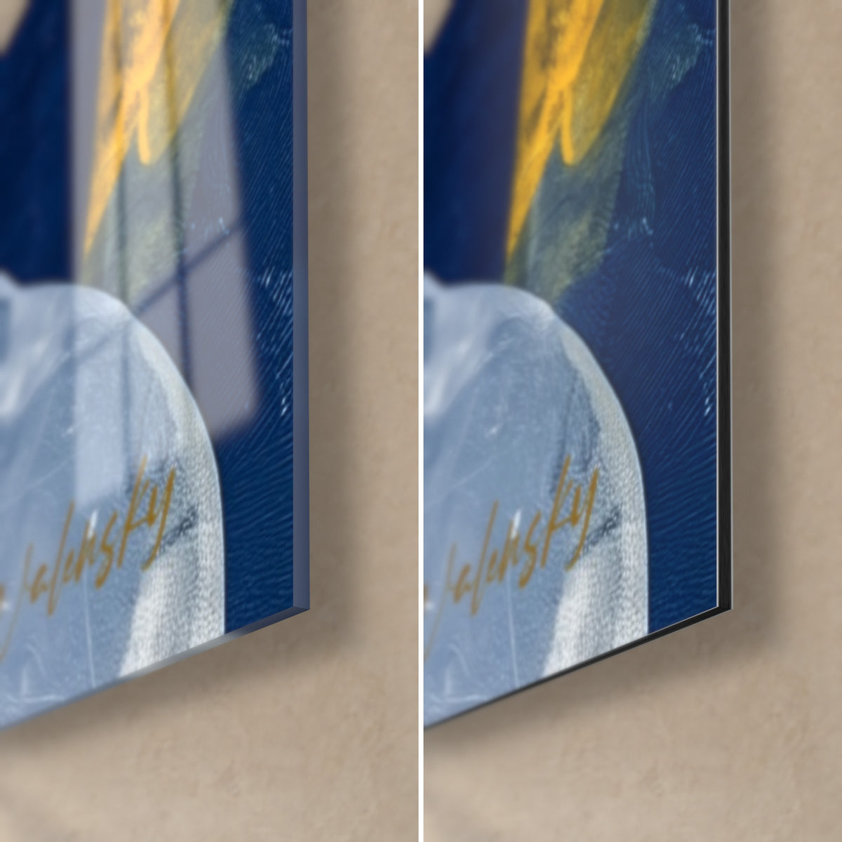 Schilderij portret van een vrouw in marineblauw en goud, rechtsonder: glanzend acrylglas links, mat Dibond rechts, 3 mm rand