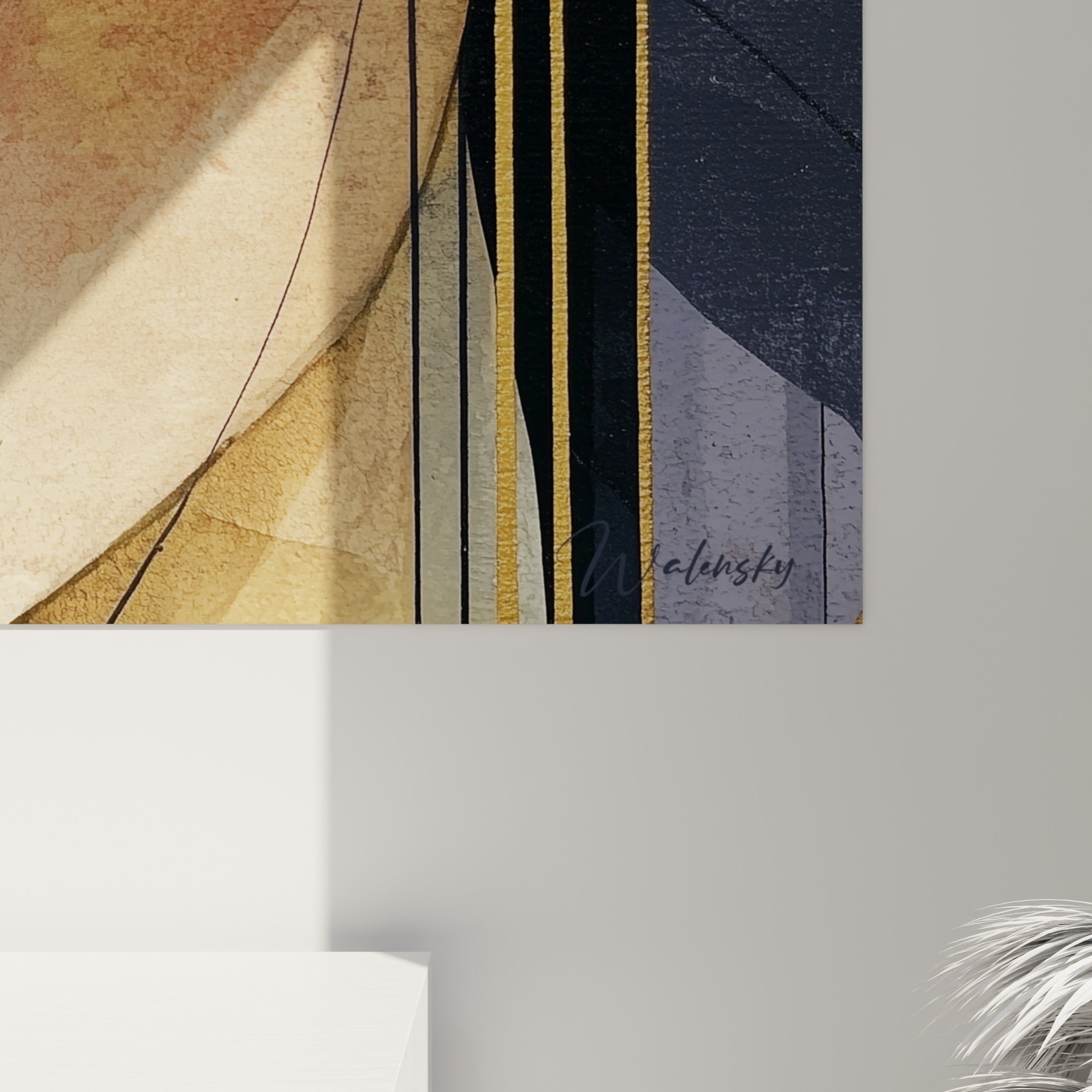 Empâtements dorés et lignes fines noires sur la peau ocre du visage abstrait, matière texturée visible