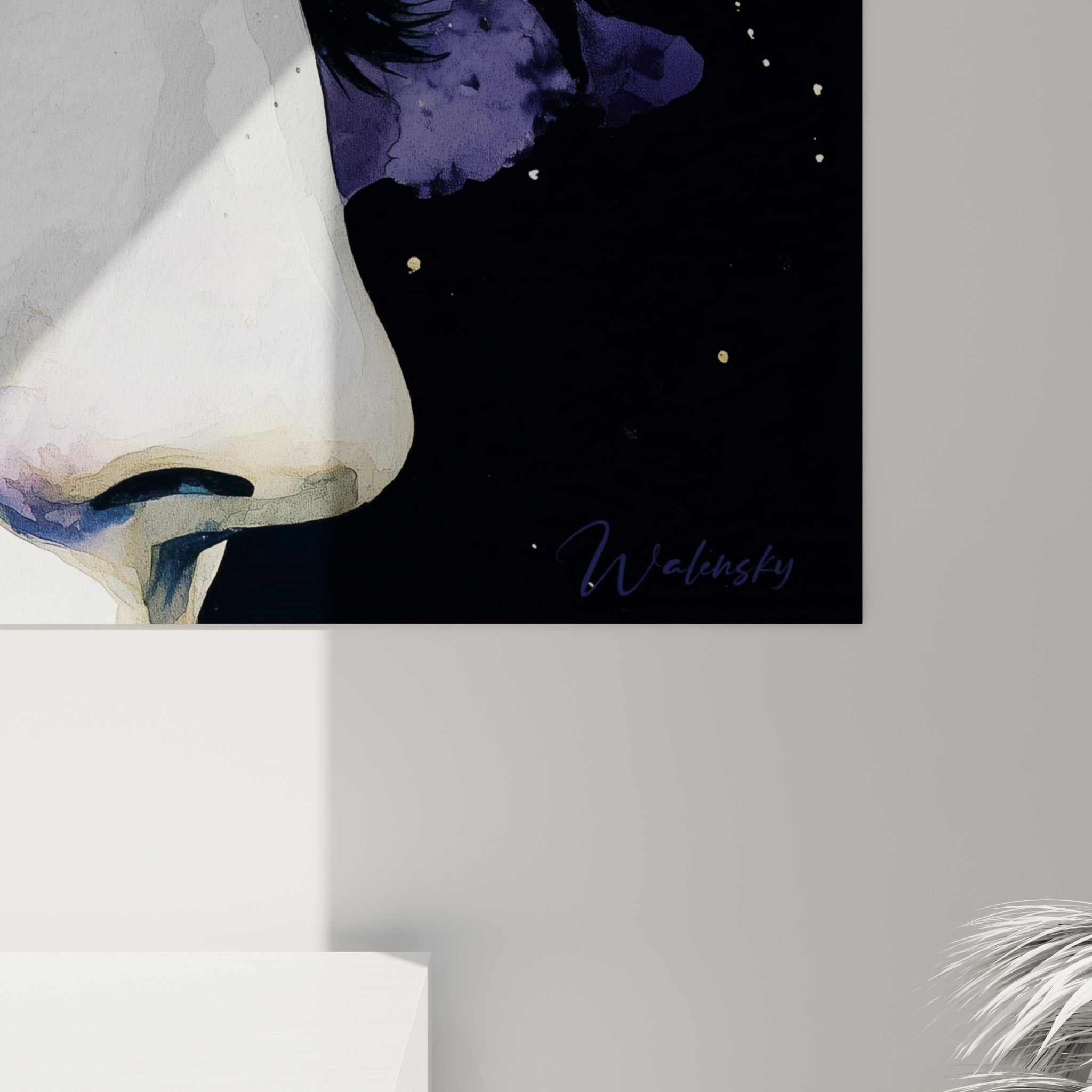 Empâtements dorés et coulures violettes du visage abstrait révélant le grain et la matière de la toile