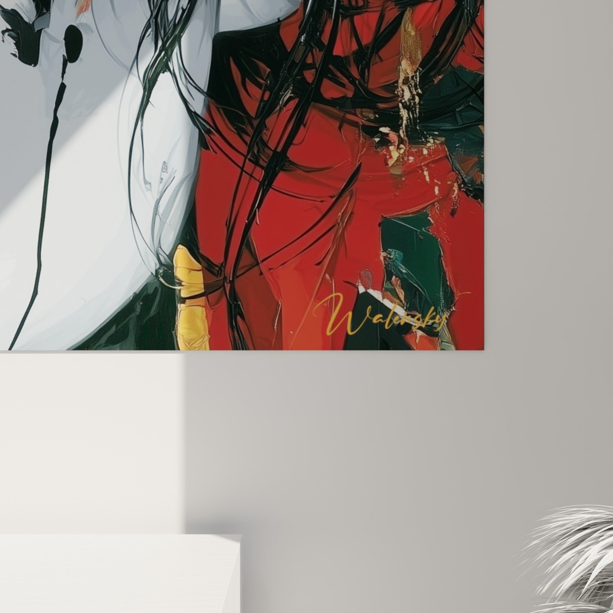 Empâtements dorés et coulures noires se mêlant au gris et au rouge sur la toile du visage abstrait